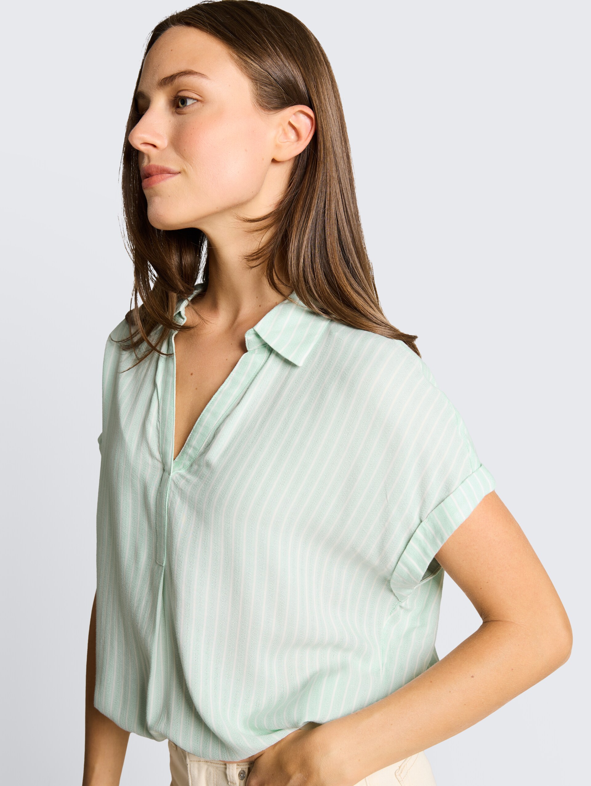 Loose Fit Bluse mit Streifenmuster - blue haze white stripe - Detail-Model-Ansicht