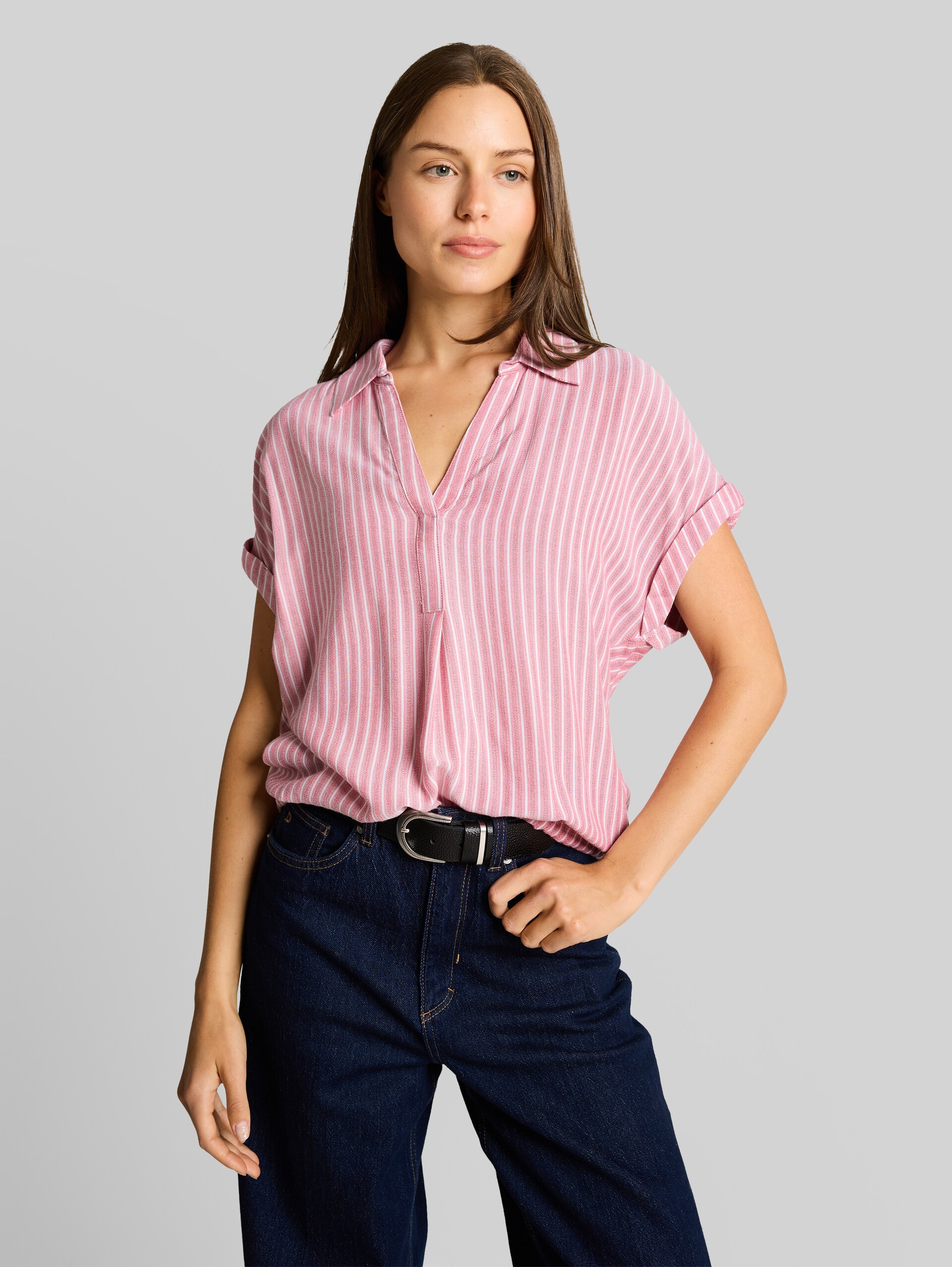 Loose Fit Bluse mit Streifenmuster - cozy pink white stripe - Ausschnitt Model-Vorderansicht