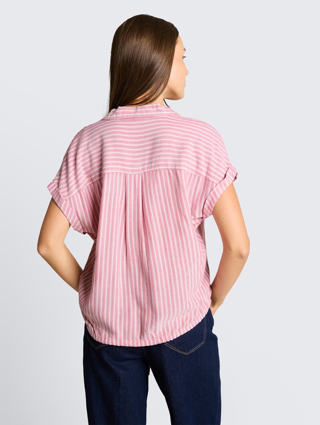Loose Fit Bluse mit Streifenmuster - cozy pink white stripe - Auschnitt Model-Rückansicht