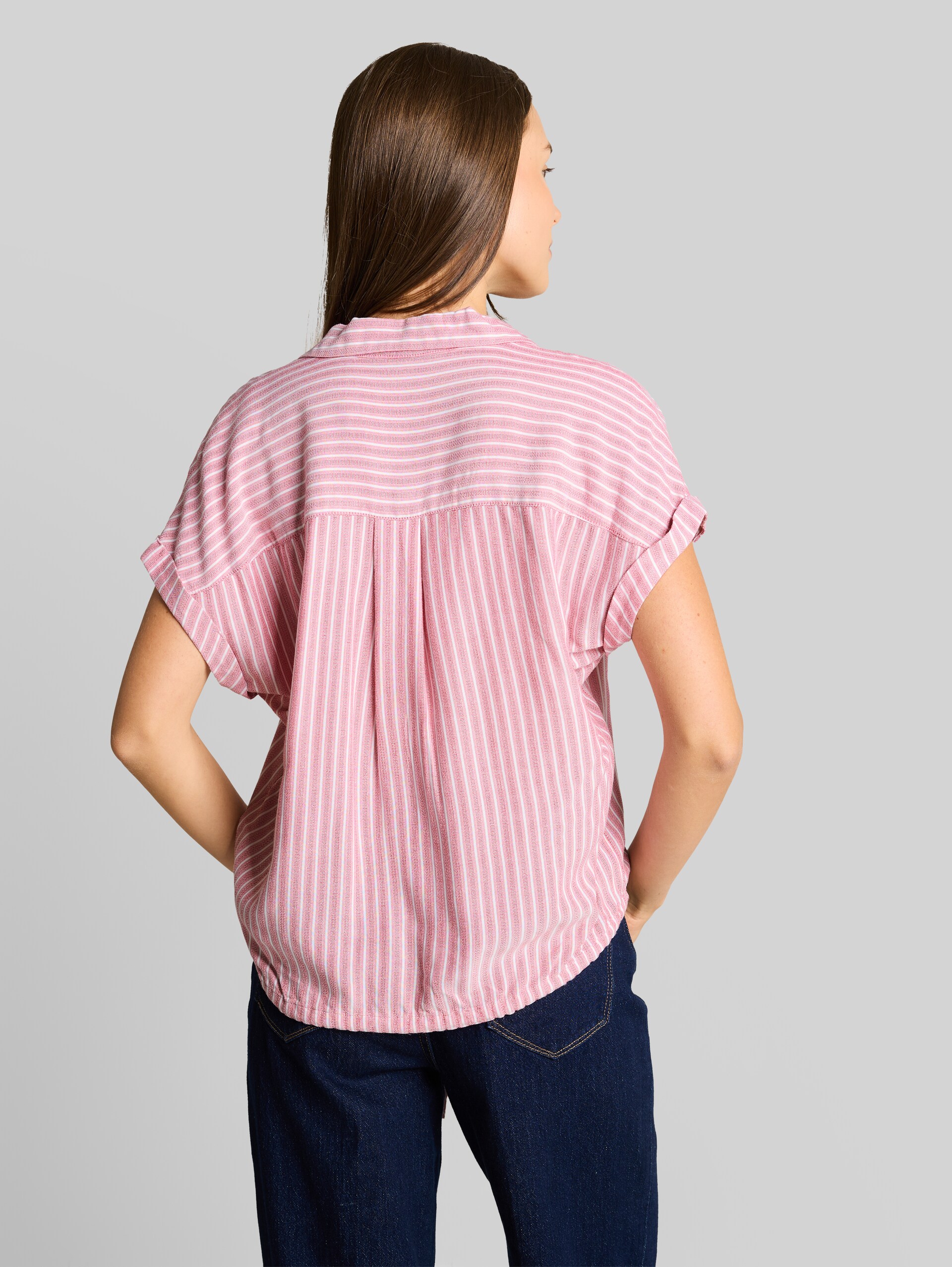 Loose Fit Bluse mit Streifenmuster - cozy pink white stripe - Auschnitt Model-Rückansicht