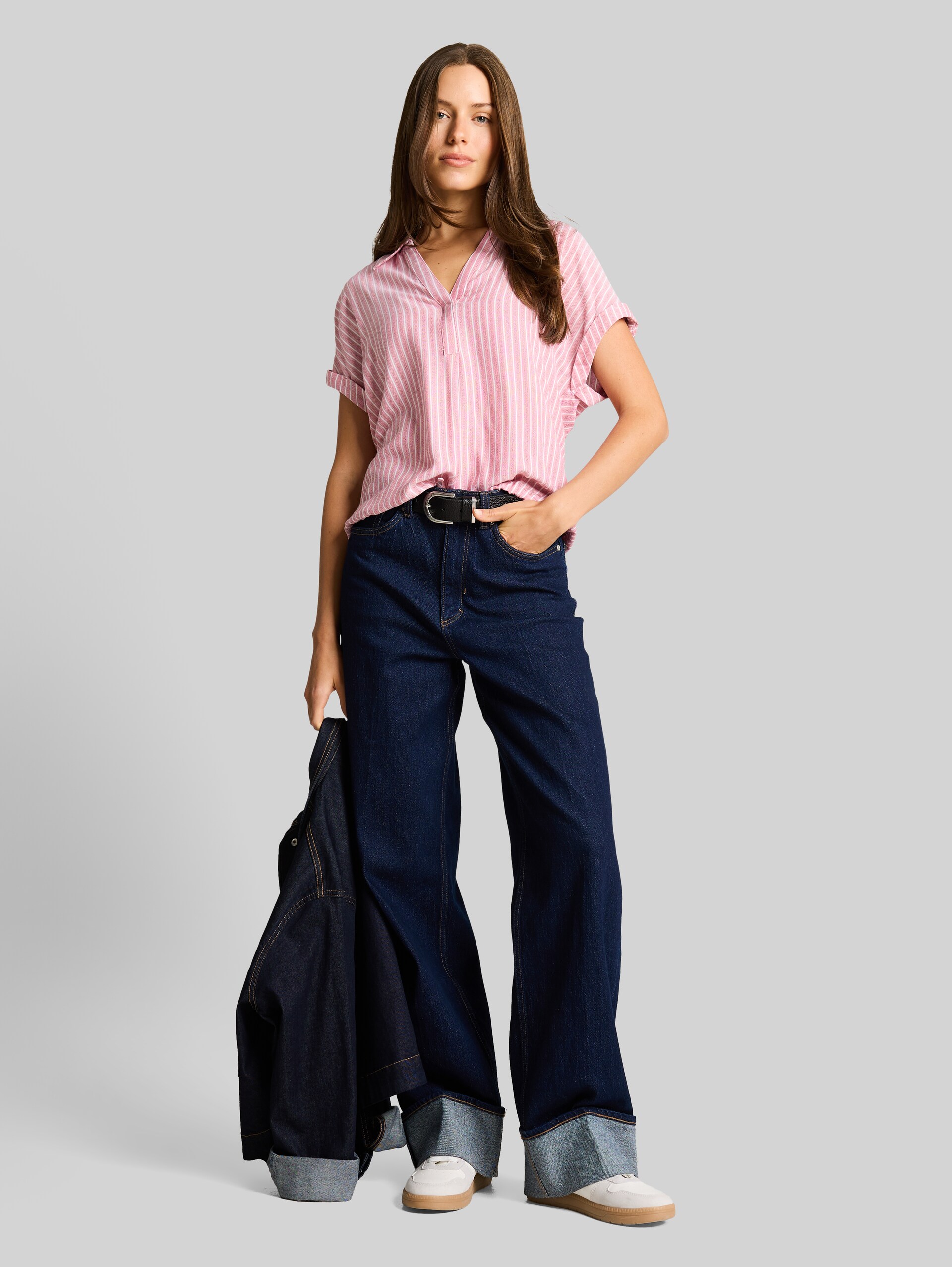 Loose Fit Bluse mit Streifenmuster - cozy pink white stripe - Model-Vorderansicht