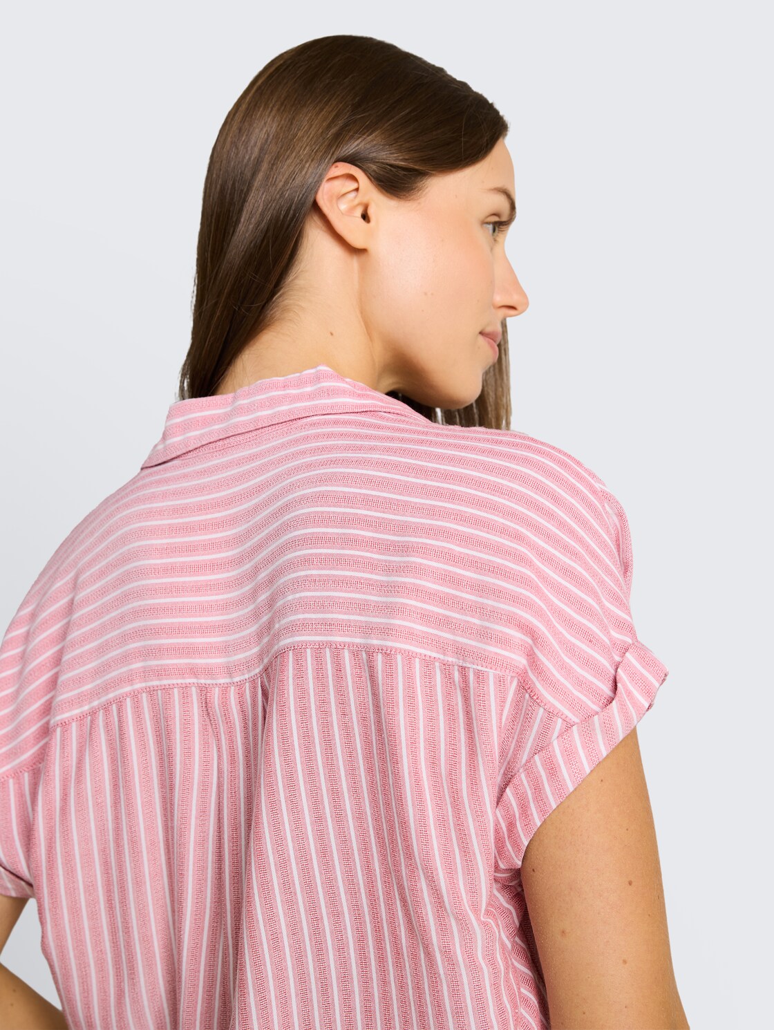 Loose Fit Bluse mit Streifenmuster - cozy pink white stripe - Detail-Model-Ansicht