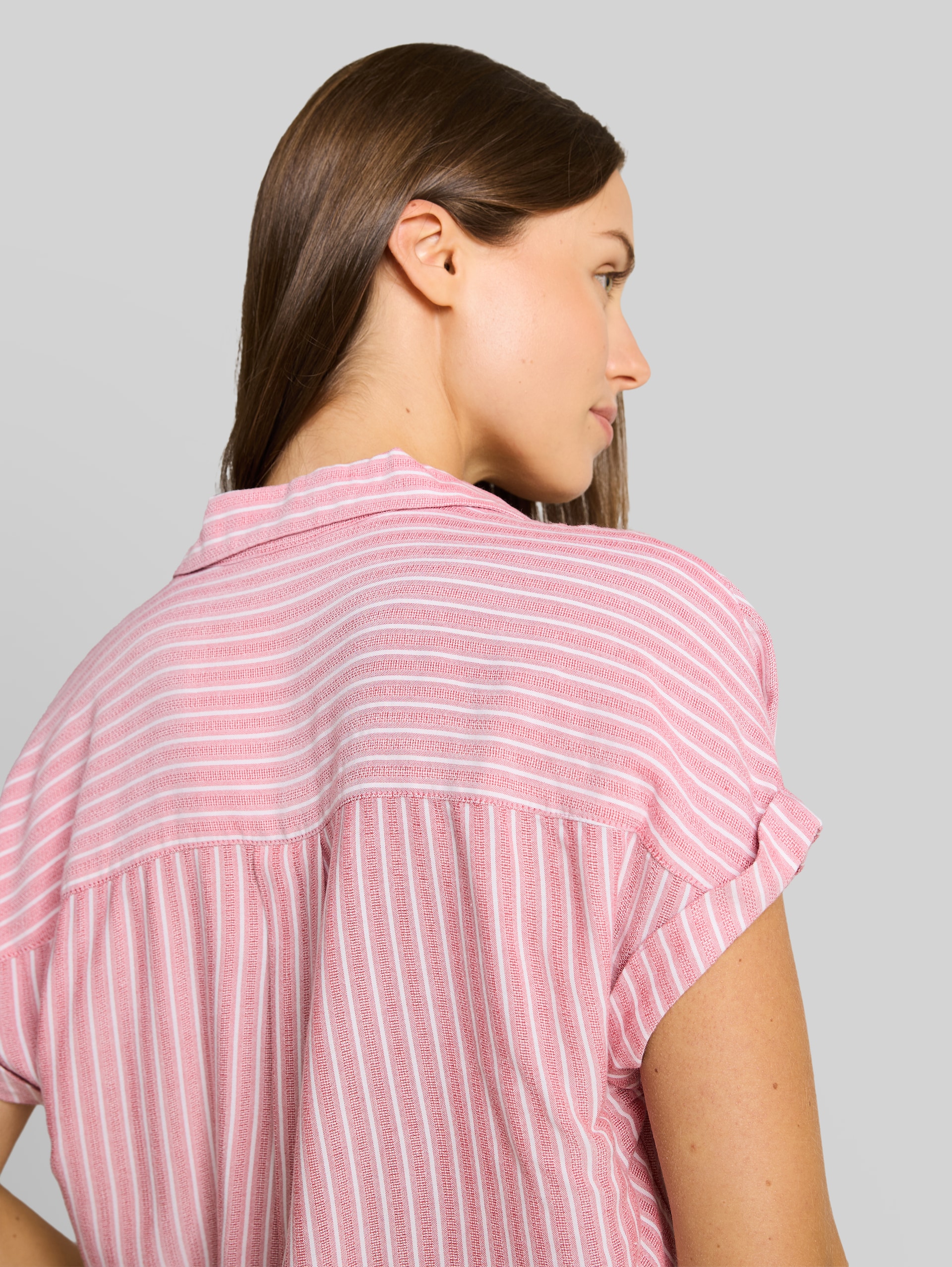 Loose Fit Bluse mit Streifenmuster - cozy pink white stripe - Detail-Model-Ansicht