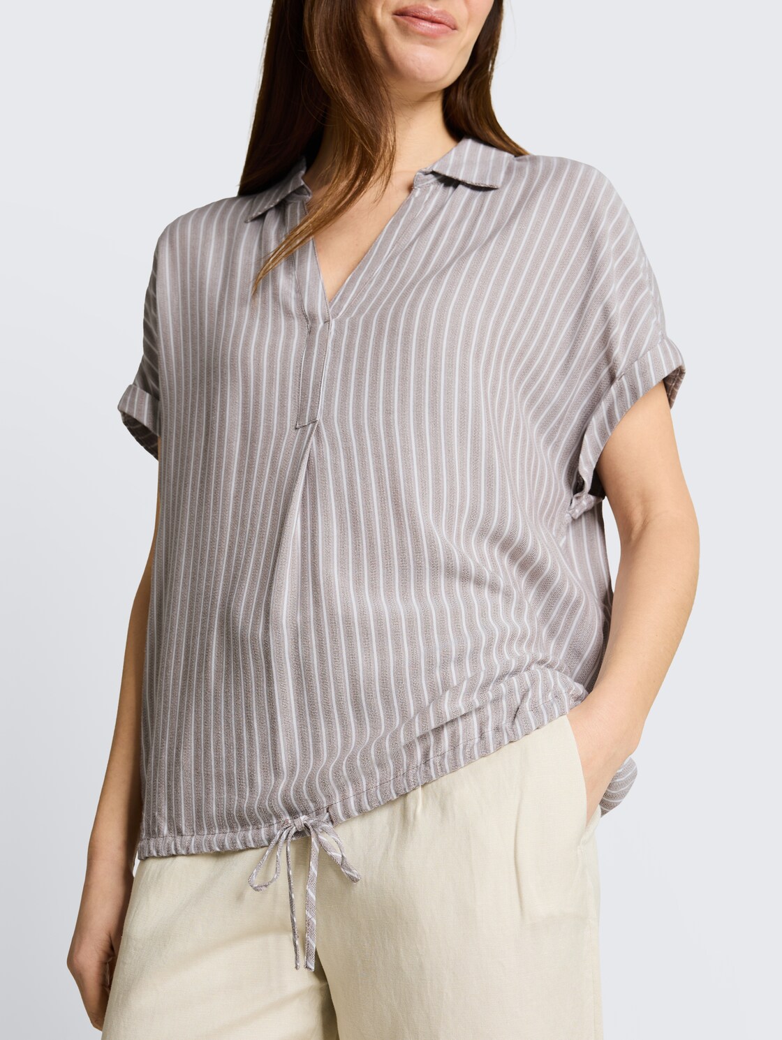 Loose Fit Bluse mit Streifenmuster - taupe grey white stripe - Detail-Model-Ansicht
