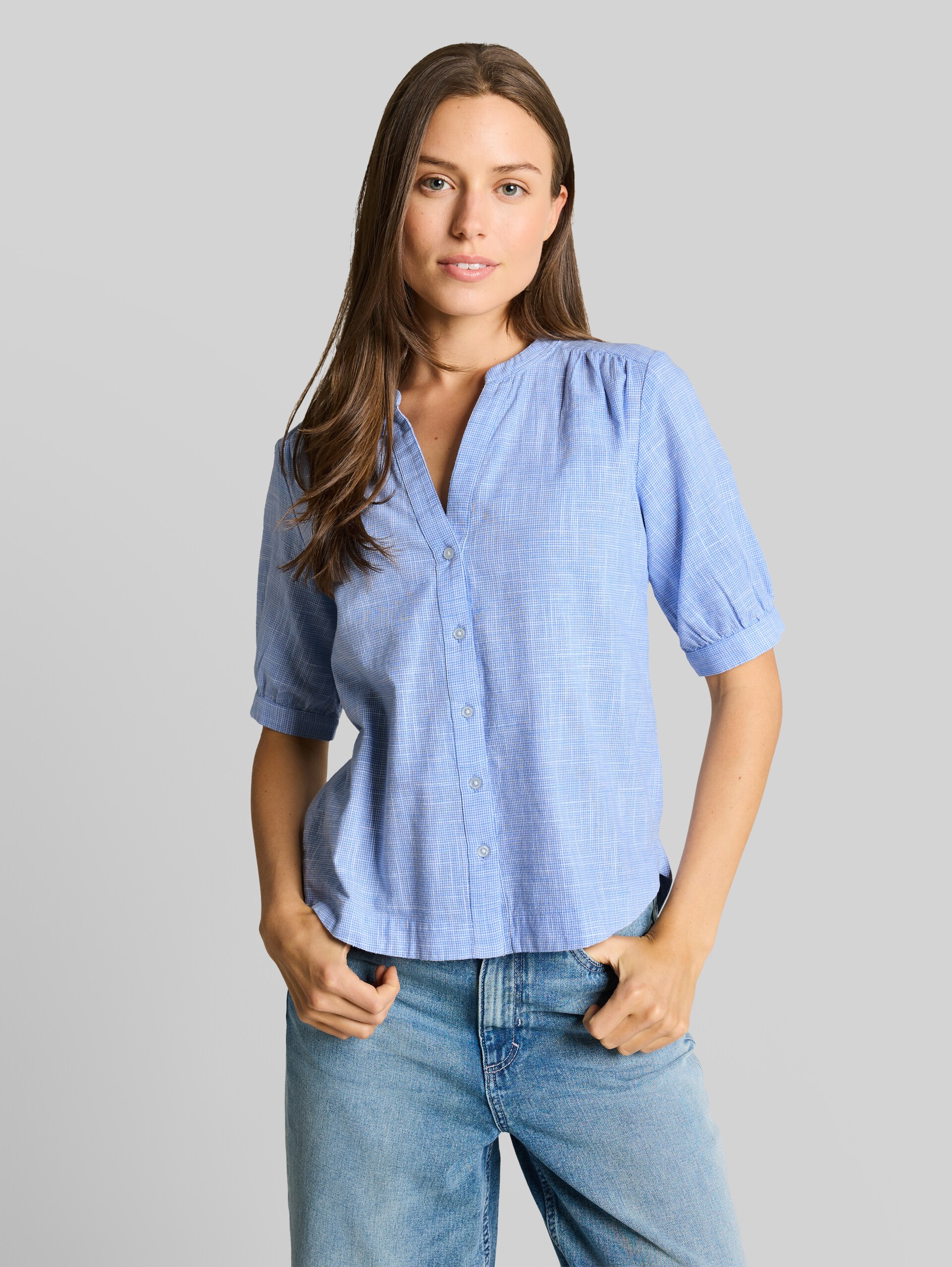Cotton blouse - dreamy blue - Neckline model front view