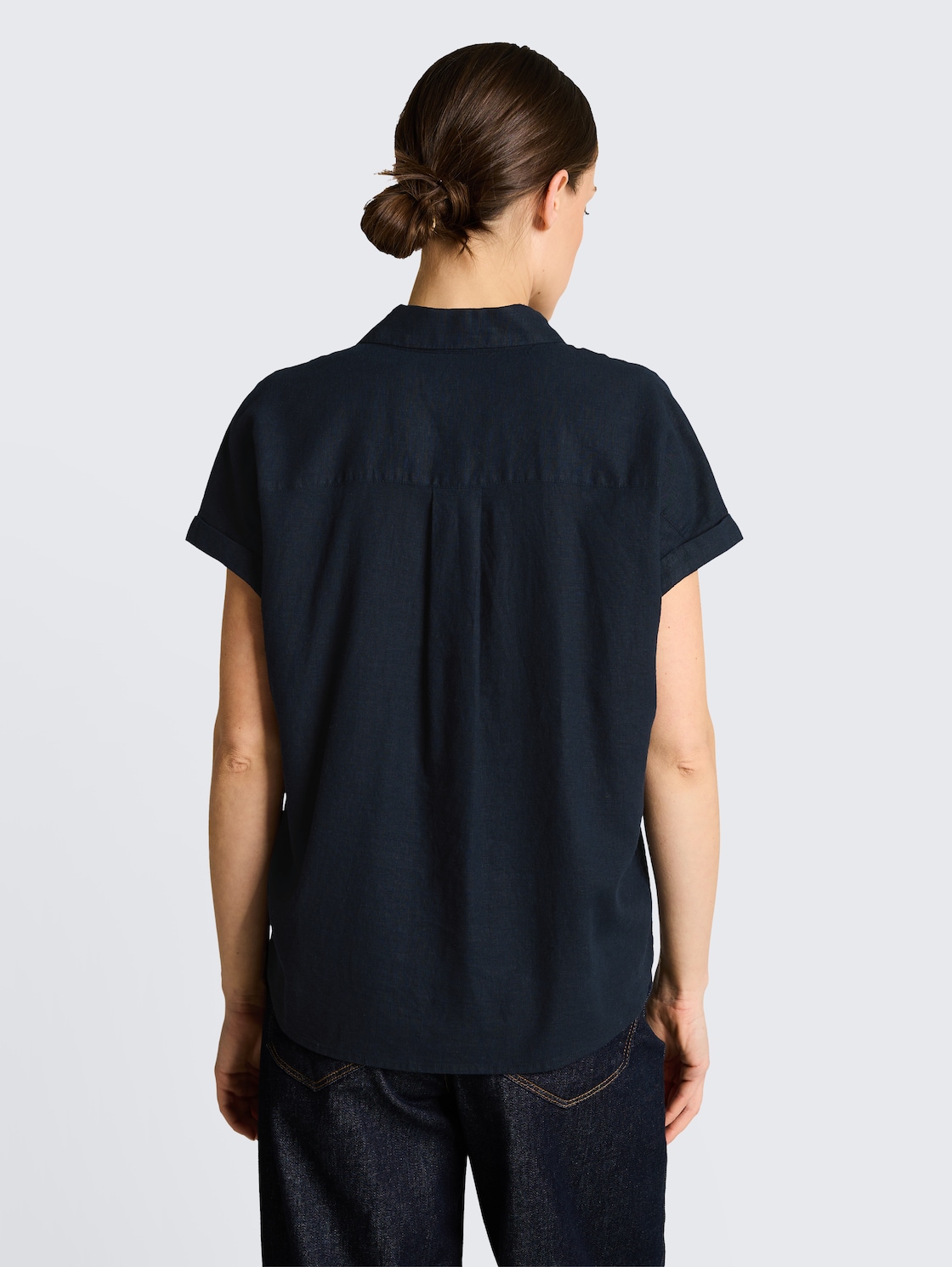 Loose Fit Bluse mit Leinenanteil - sky captain blue - Auschnitt Model-Rückansicht