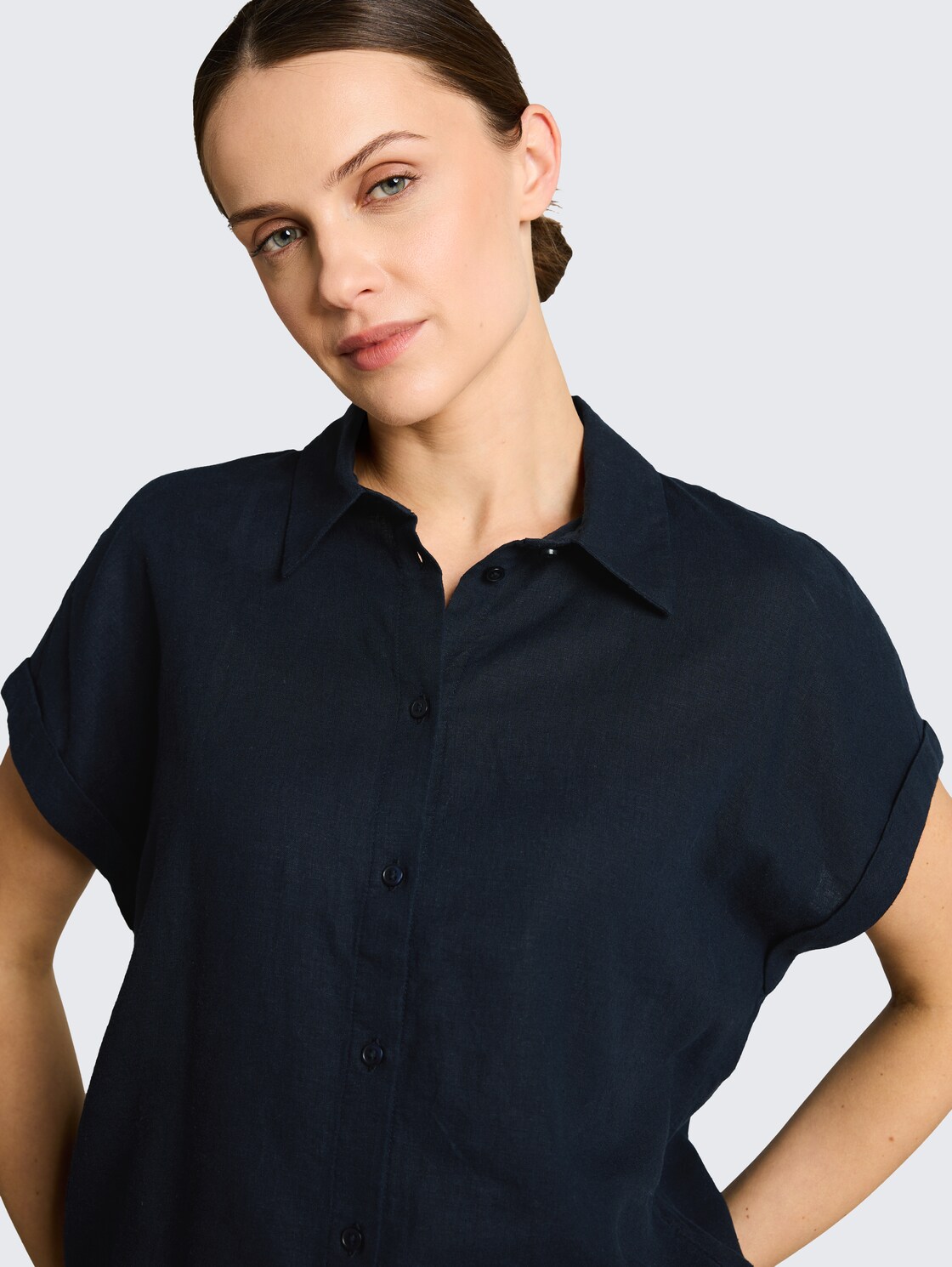 Loose Fit Bluse mit Leinenanteil - sky captain blue - Detail-Model-Ansicht