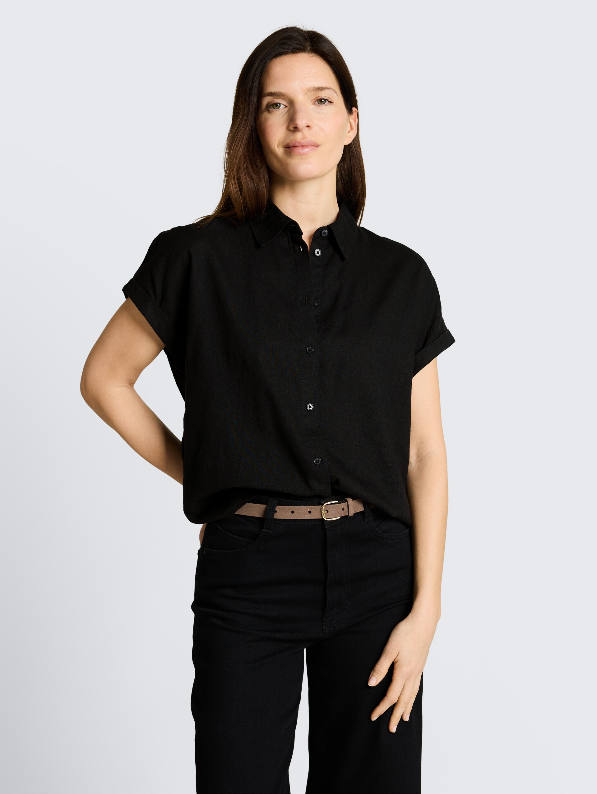 Loose Fit Bluse mit Leinenanteil - deep black - Ausschnitt Model-Vorderansicht
