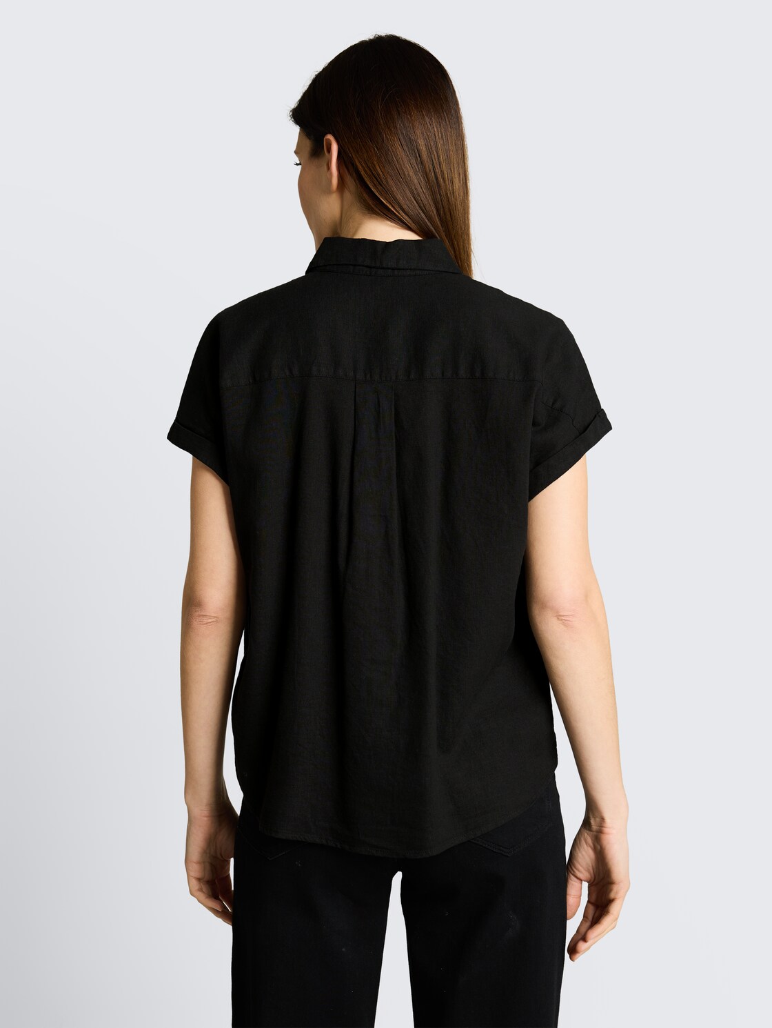 Loose Fit Bluse mit Leinenanteil - deep black - Auschnitt Model-Rückansicht