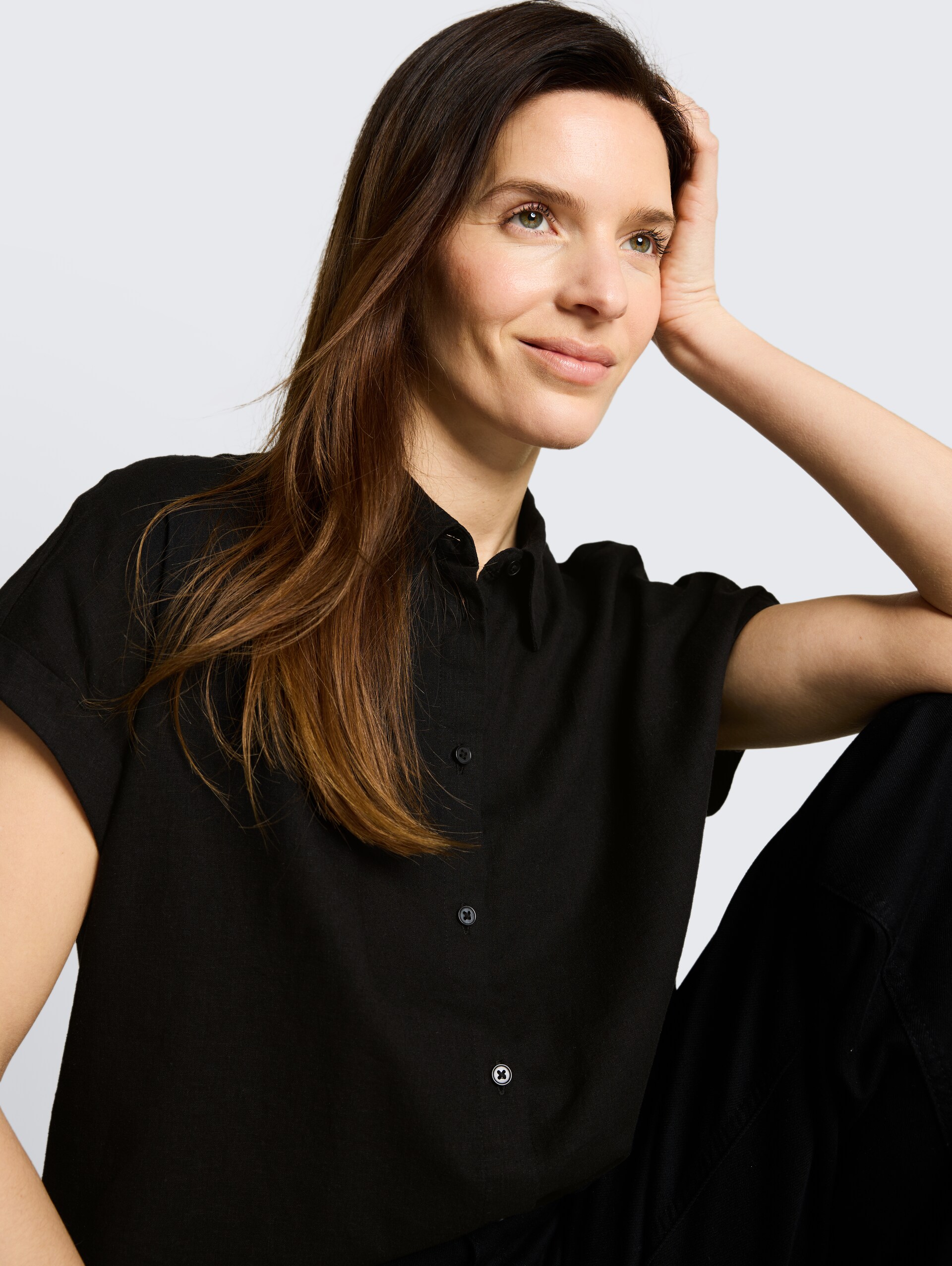Loose Fit Bluse mit Leinenanteil - deep black - Detail-Model-Ansicht
