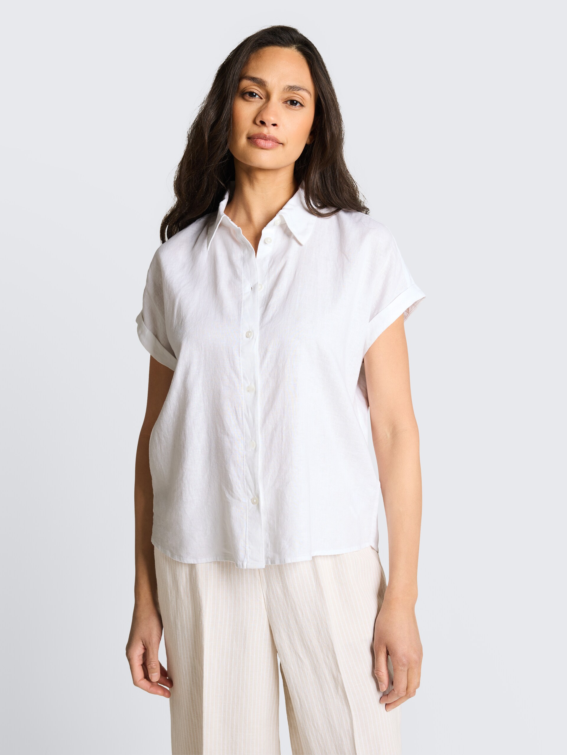 Loose Fit Bluse mit Leinenanteil - White - Ausschnitt Model-Vorderansicht