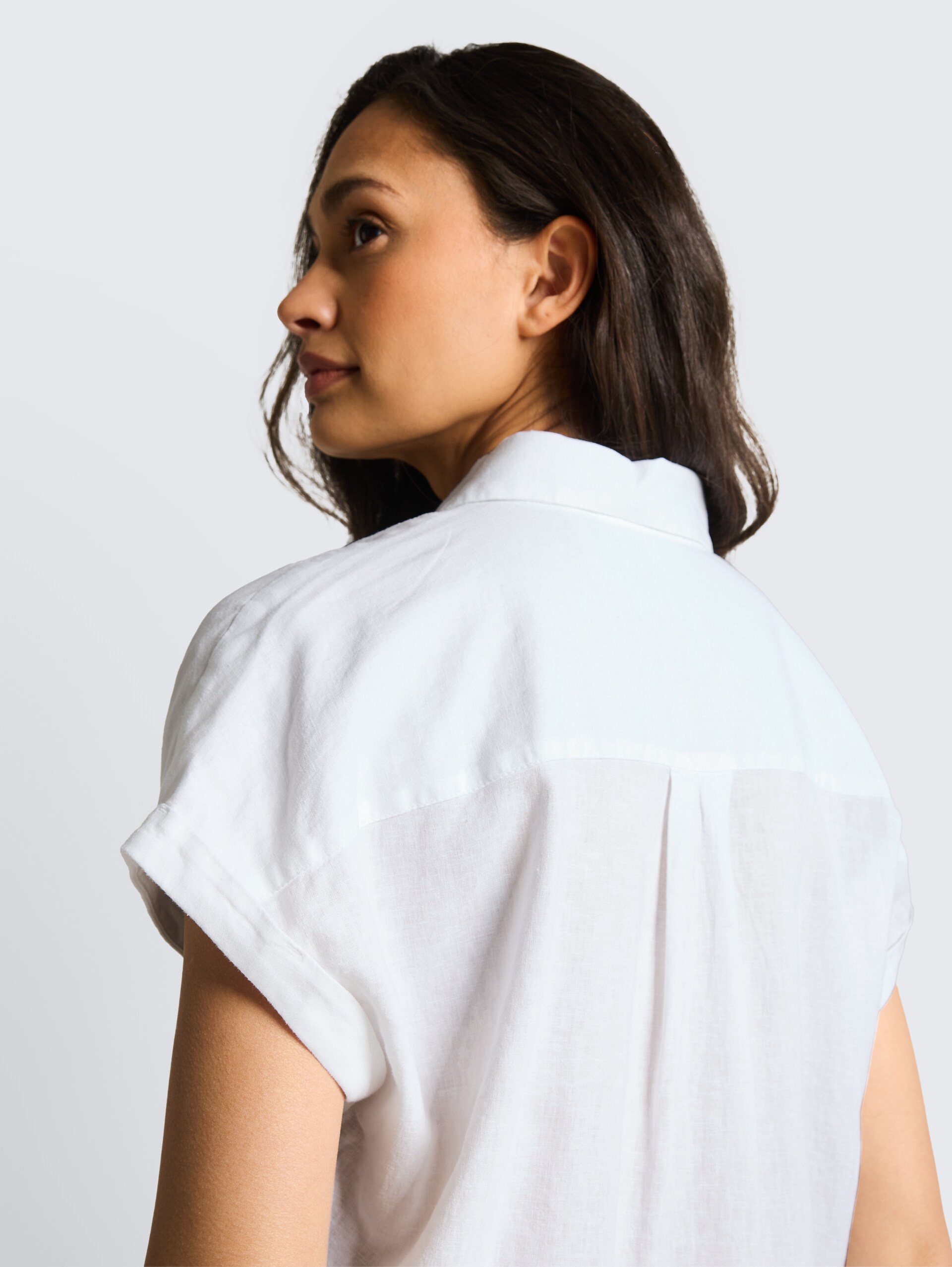 Loose Fit Bluse mit Leinenanteil - White - Detail-Model-Ansicht