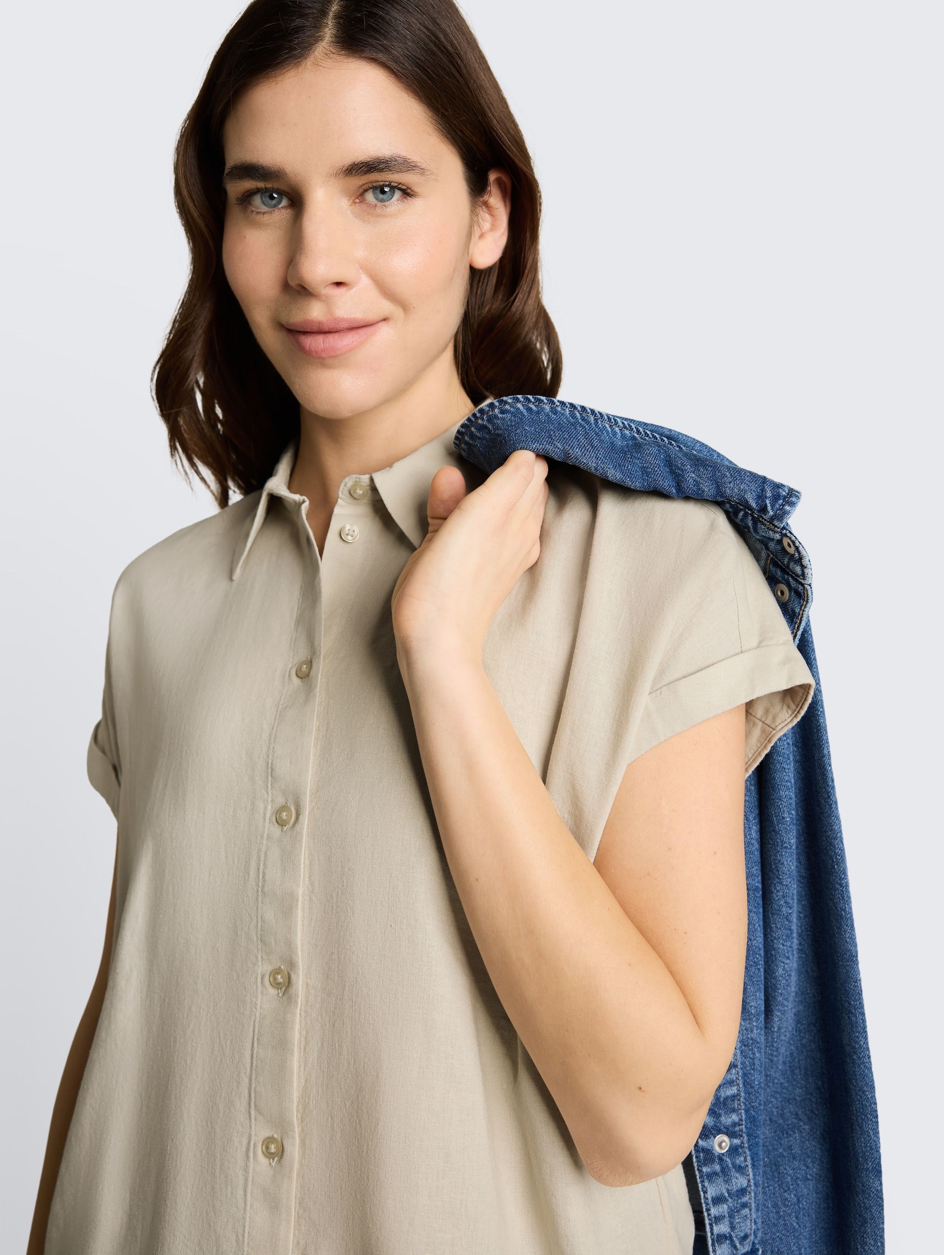 Loose Fit Bluse mit Leinenanteil - sand stone beige - Detail-Model-Ansicht