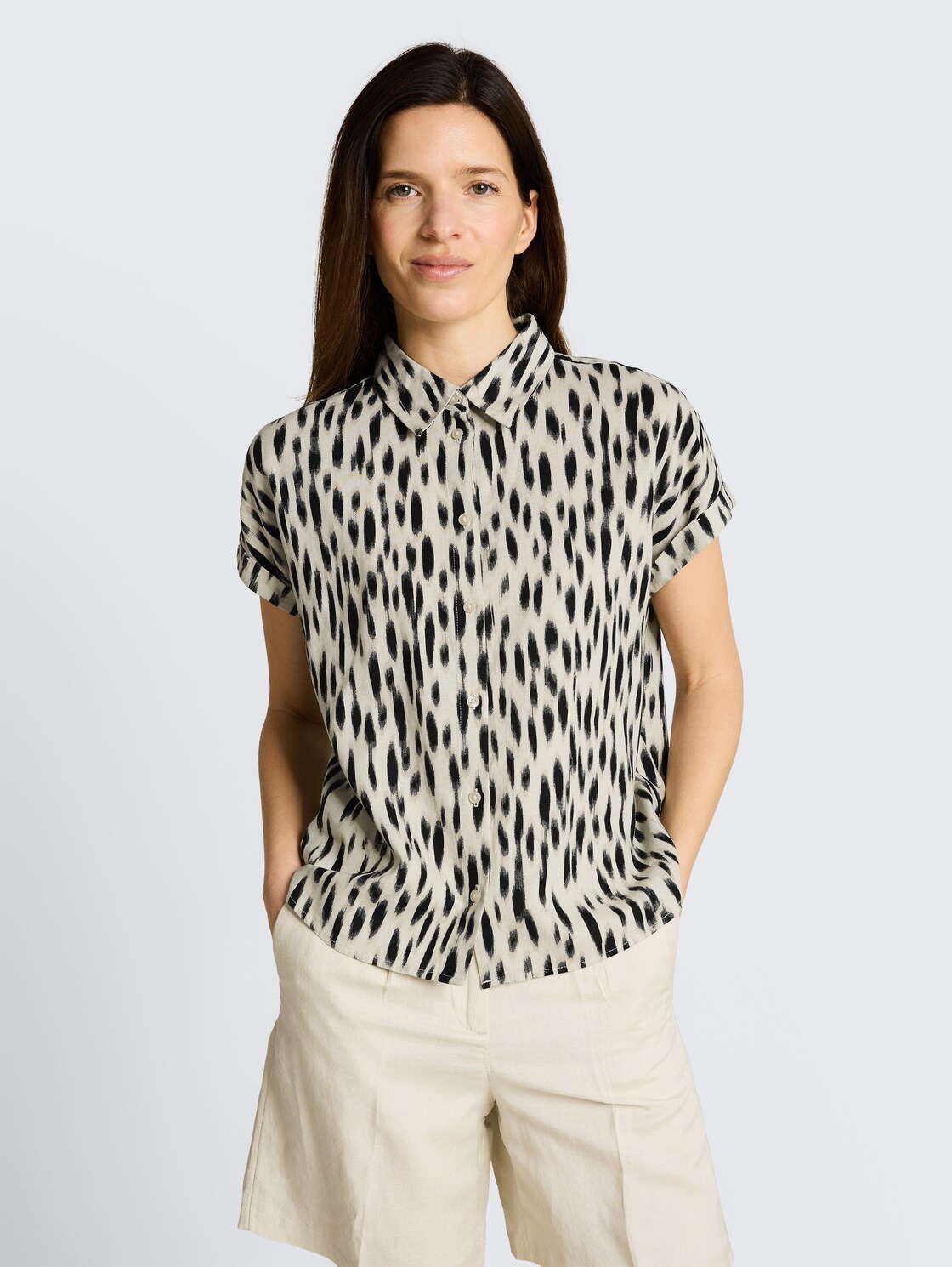 Loose Fit Bluse mit Leinenanteil - sand stone beige abstract dot - Ausschnitt Model-Vorderansicht