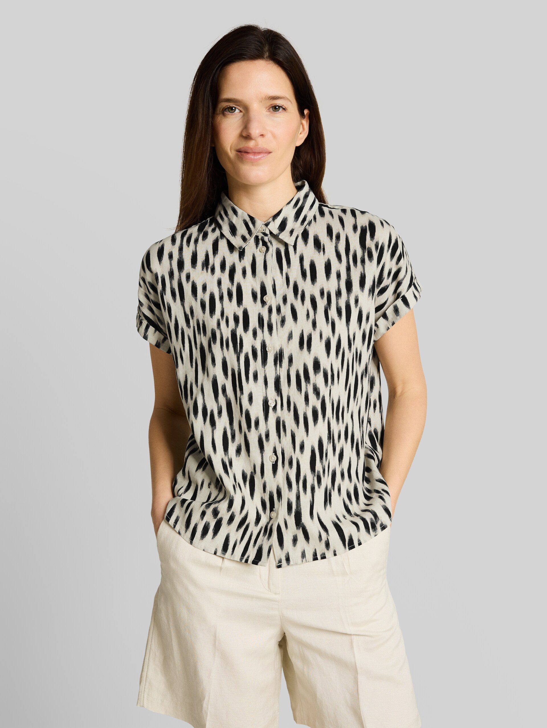 Loose Fit Bluse mit Leinenanteil - sand stone beige abstract dot - Ausschnitt Model-Vorderansicht