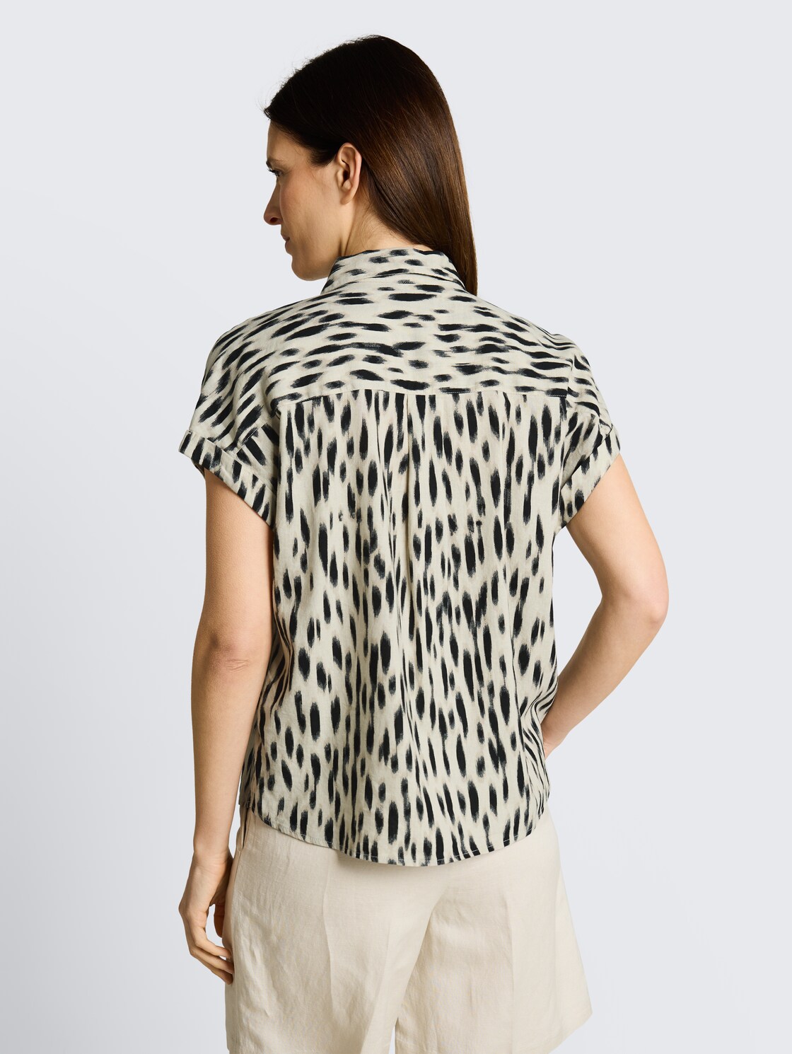 Loose Fit Bluse mit Leinenanteil - sand stone beige abstract dot - Auschnitt Model-Rückansicht