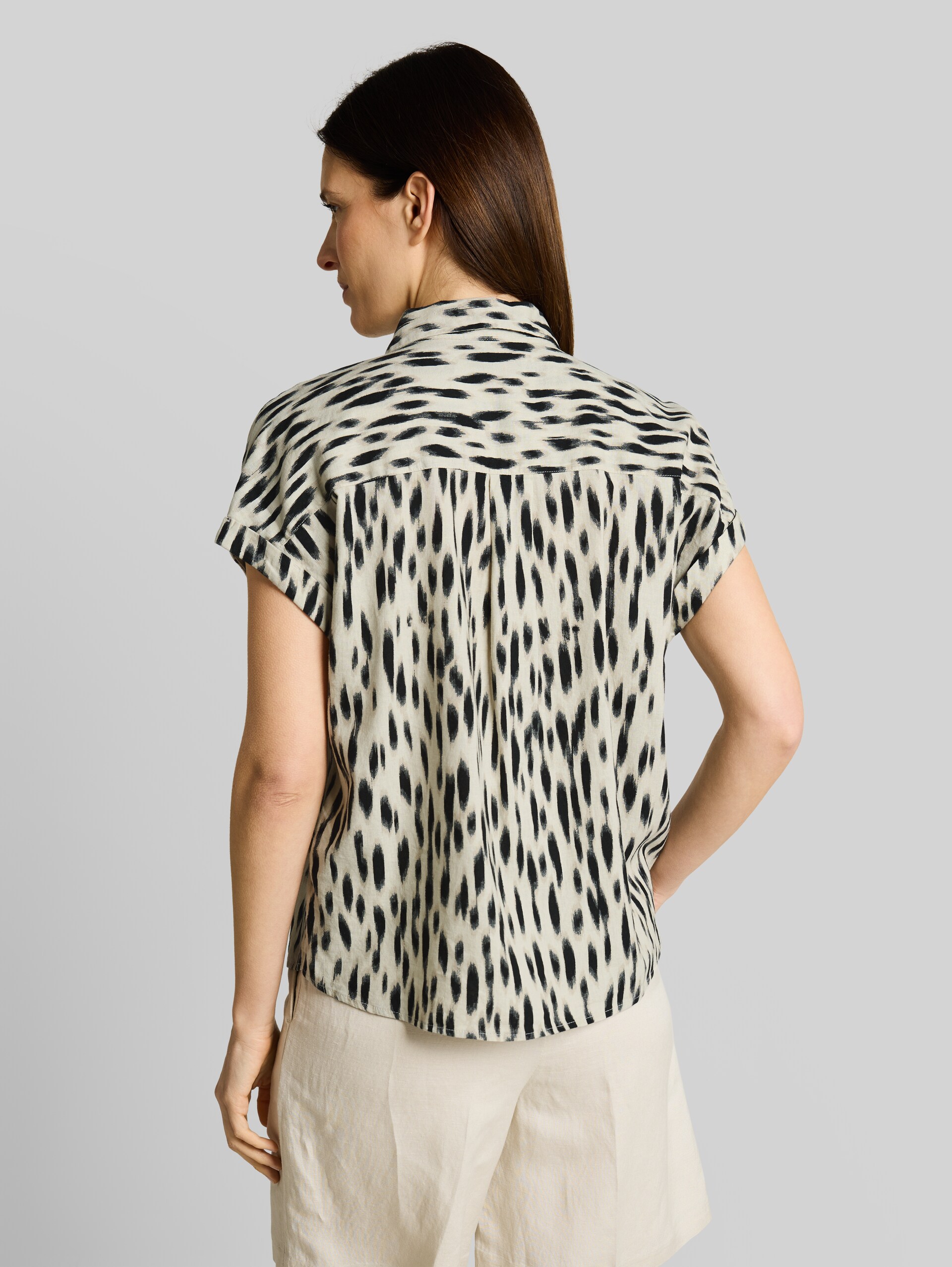 Loose Fit Bluse mit Leinenanteil - sand stone beige abstract dot - Auschnitt Model-Rückansicht