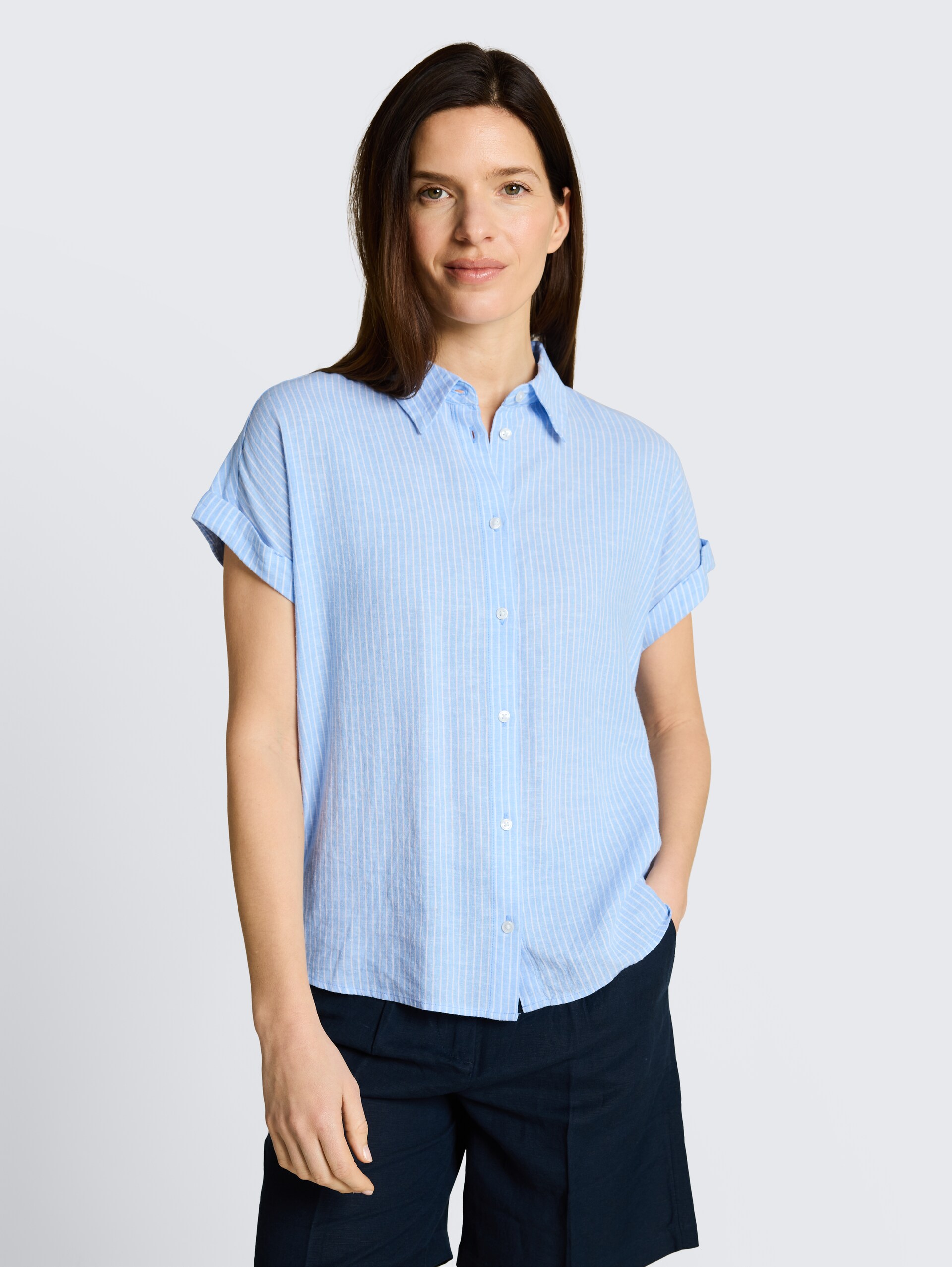 Loose Fit Bluse mit Leinenanteil - fjord blue irregular stripe - Ausschnitt Model-Vorderansicht
