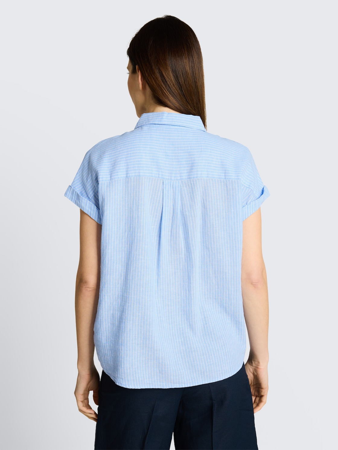Loose Fit Bluse mit Leinenanteil - fjord blue irregular stripe - Auschnitt Model-Rückansicht