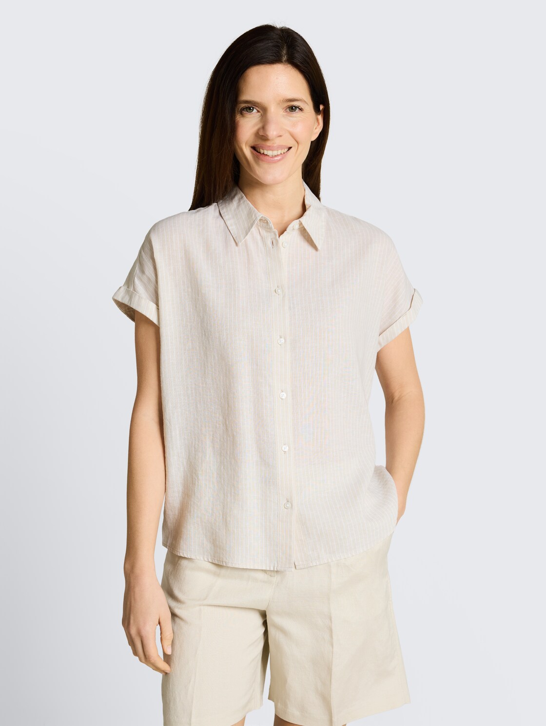 Loose Fit Bluse mit Leinenanteil - taupe white irregular stripe - Ausschnitt Model-Vorderansicht