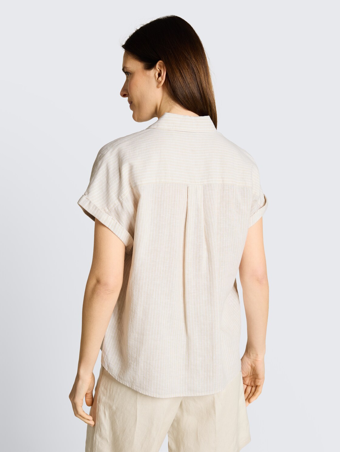 Loose Fit Bluse mit Leinenanteil - taupe white irregular stripe - Auschnitt Model-Rückansicht