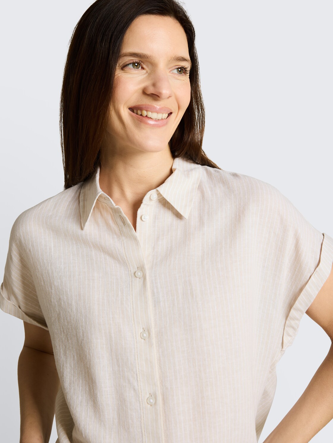 Loose Fit Bluse mit Leinenanteil - taupe white irregular stripe - Detail-Model-Ansicht