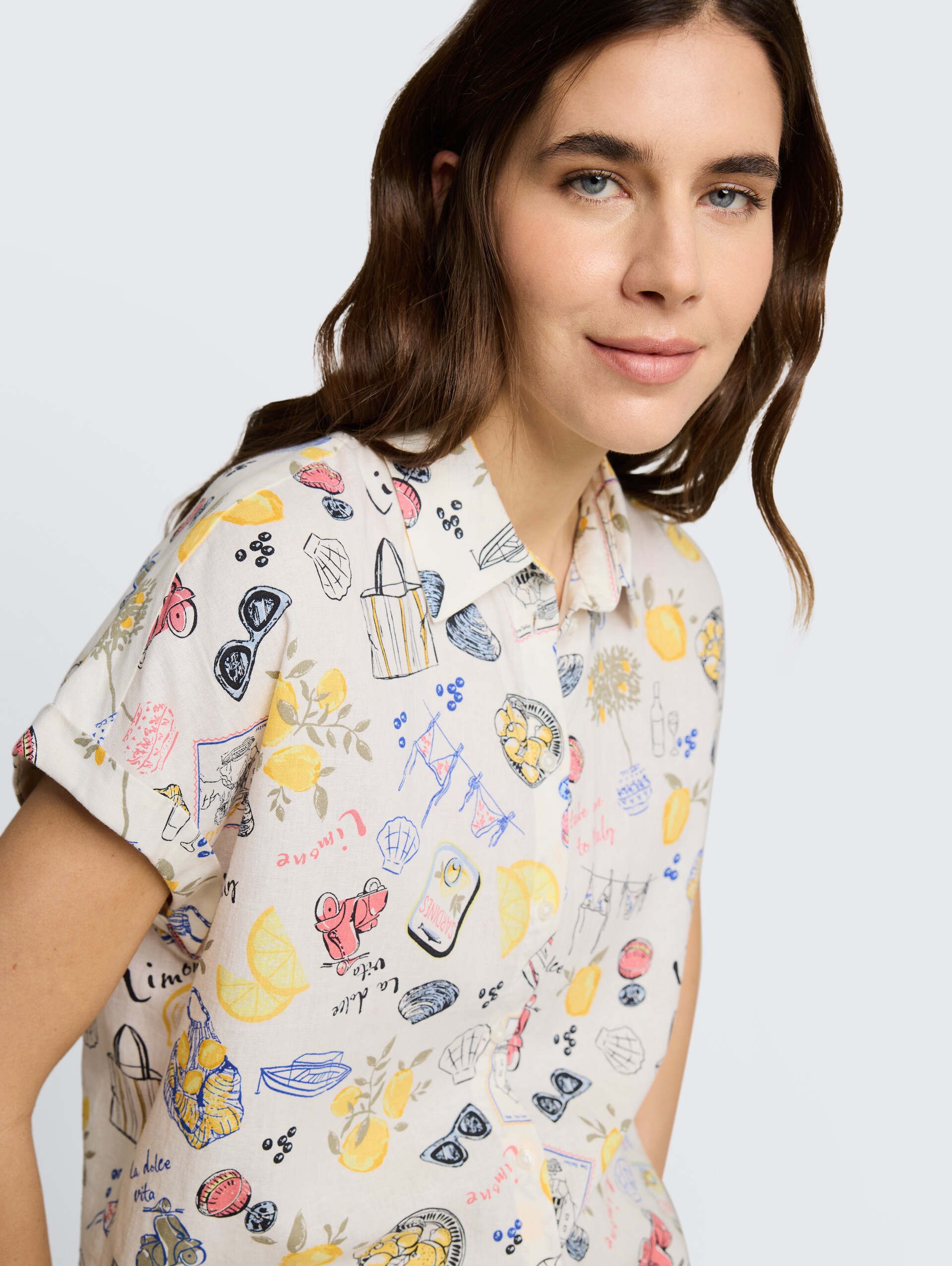 Loose Fit Bluse mit Leinenanteil - summerly lemon print - Detail-Model-Ansicht