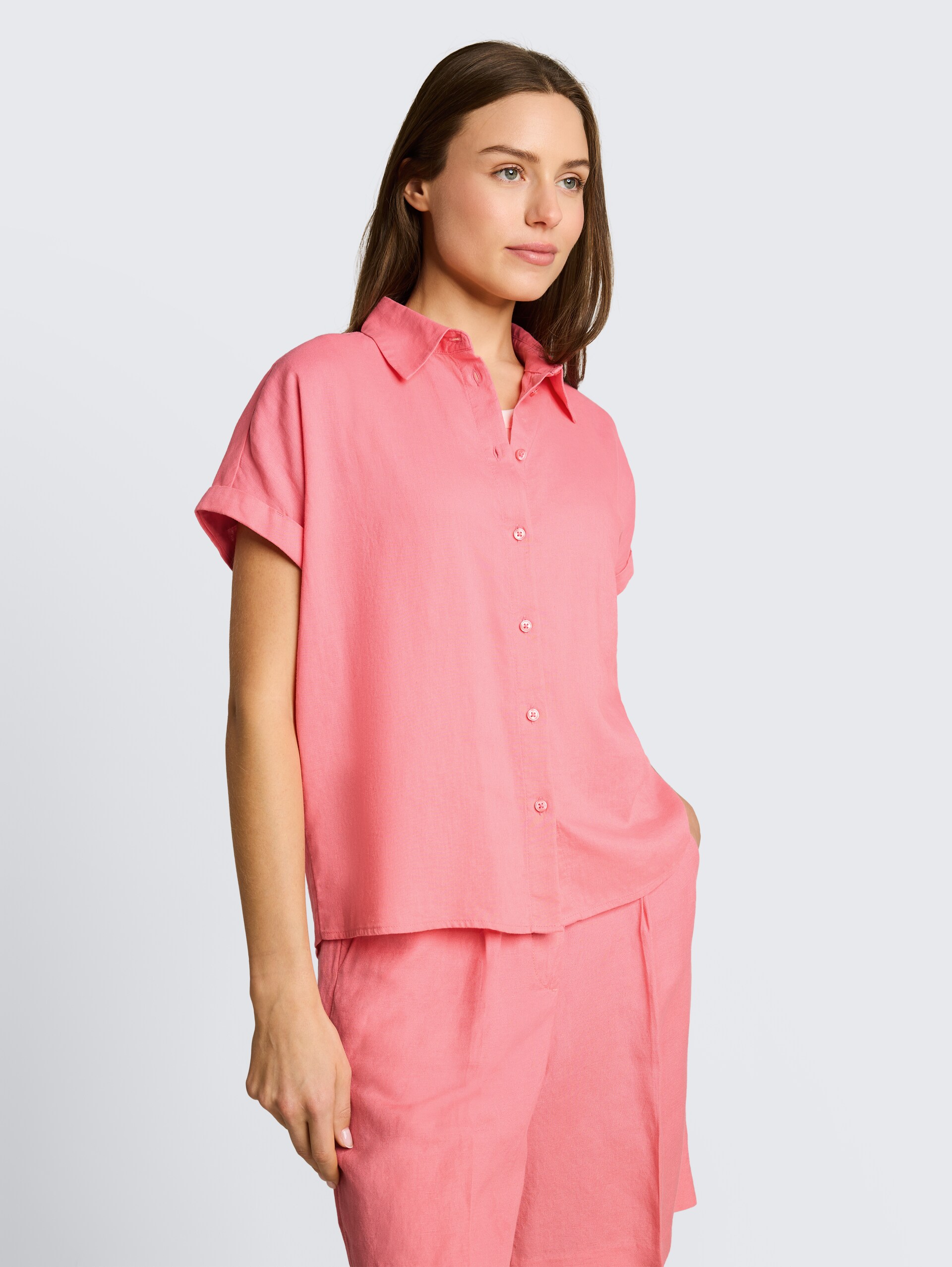 Losvallende blouse met linnen - soft fuchsia pink - Nek model vooraanzicht