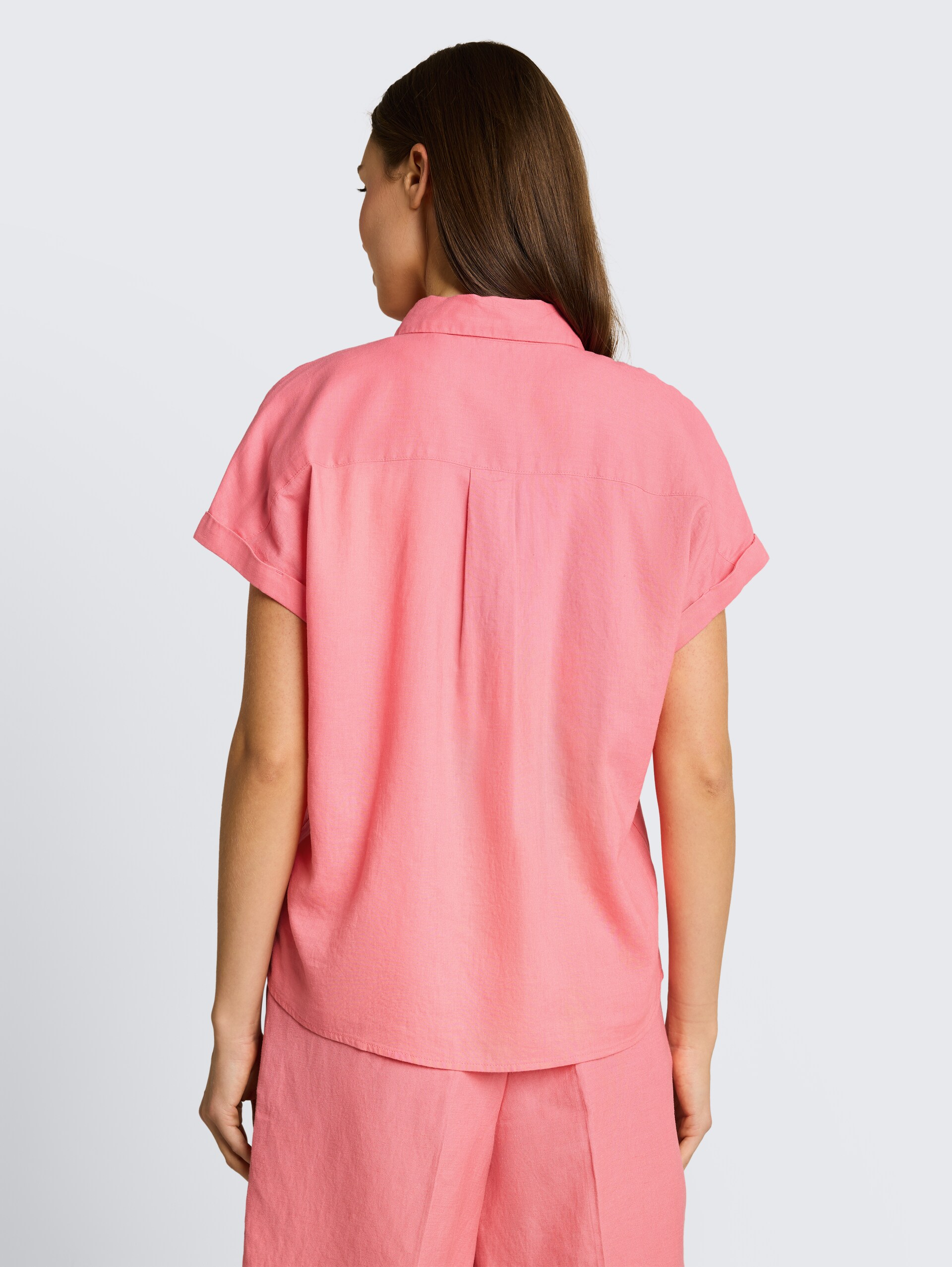 Losvallende blouse met linnen - soft fuchsia pink - Neklijn model-achteraanzicht