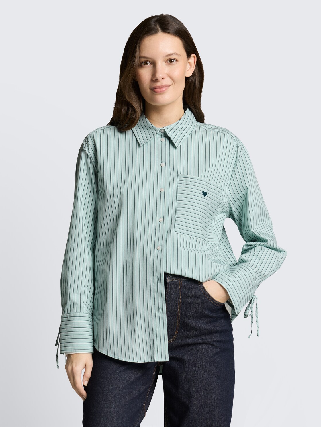 Oversize Hemdbluse mit Herz-Stickerei - blue haze irregular stripe - Ausschnitt Model-Vorderansicht