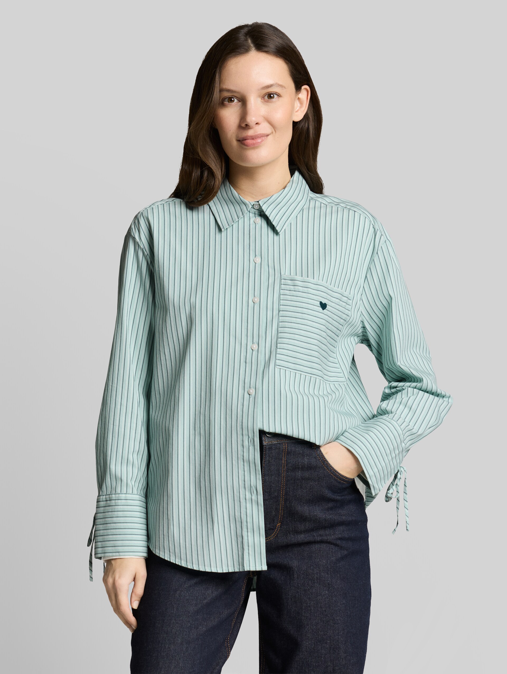 Oversize Hemdbluse mit Herz-Stickerei - blue haze irregular stripe - Ausschnitt Model-Vorderansicht