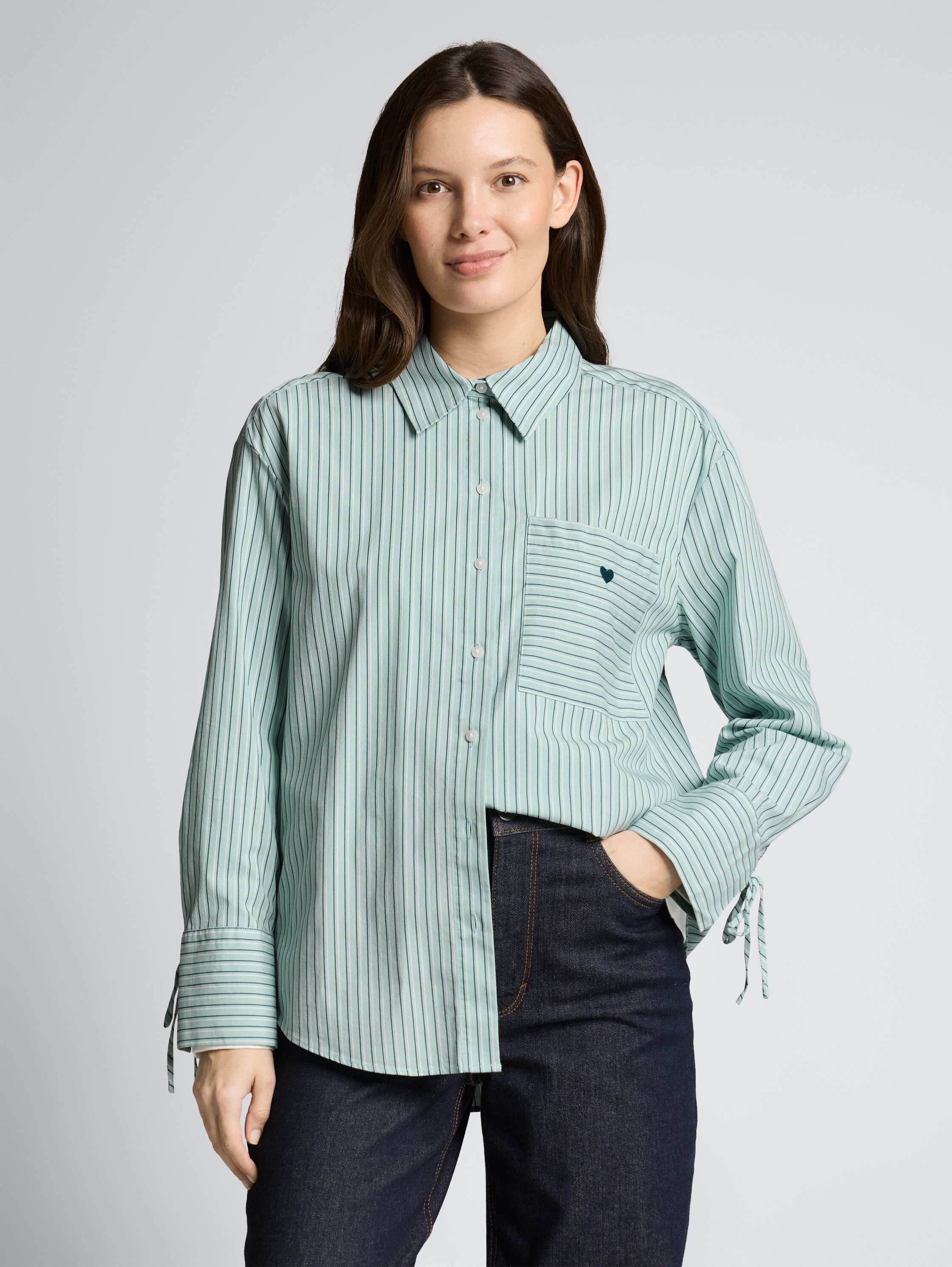 Oversize Hemdbluse mit Herz-Stickerei - blue haze irregular stripe - Ausschnitt Model-Vorderansicht