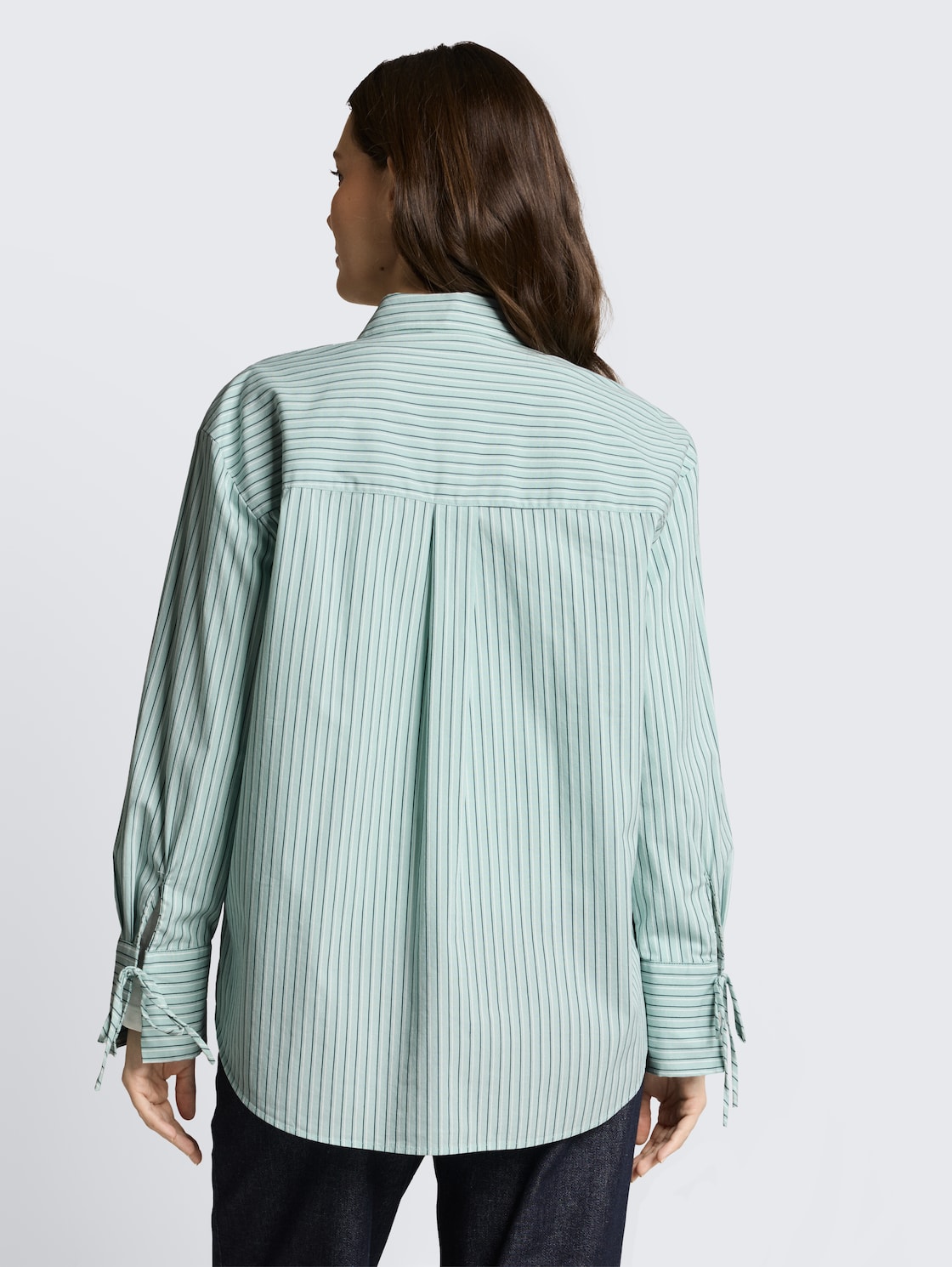 Oversize Hemdbluse mit Herz-Stickerei - blue haze irregular stripe - Auschnitt Model-Rückansicht