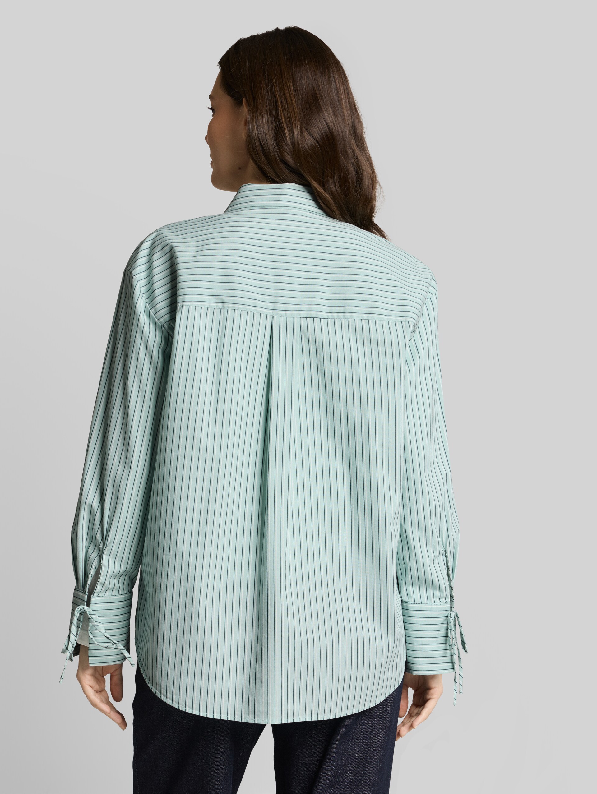 Oversize Hemdbluse mit Herz-Stickerei - blue haze irregular stripe - Auschnitt Model-Rückansicht