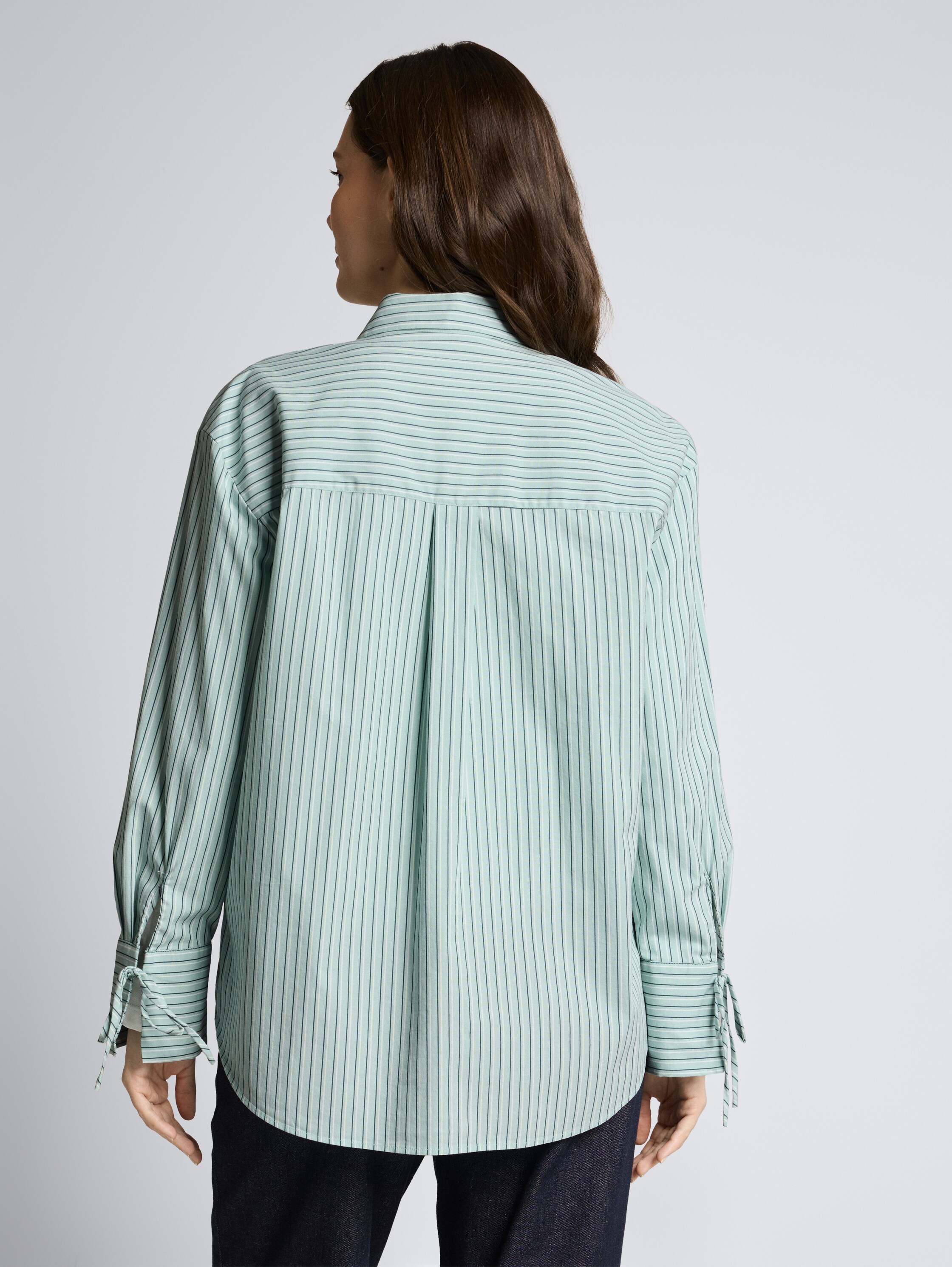 Oversize Hemdbluse mit Herz-Stickerei - blue haze irregular stripe - Auschnitt Model-Rückansicht