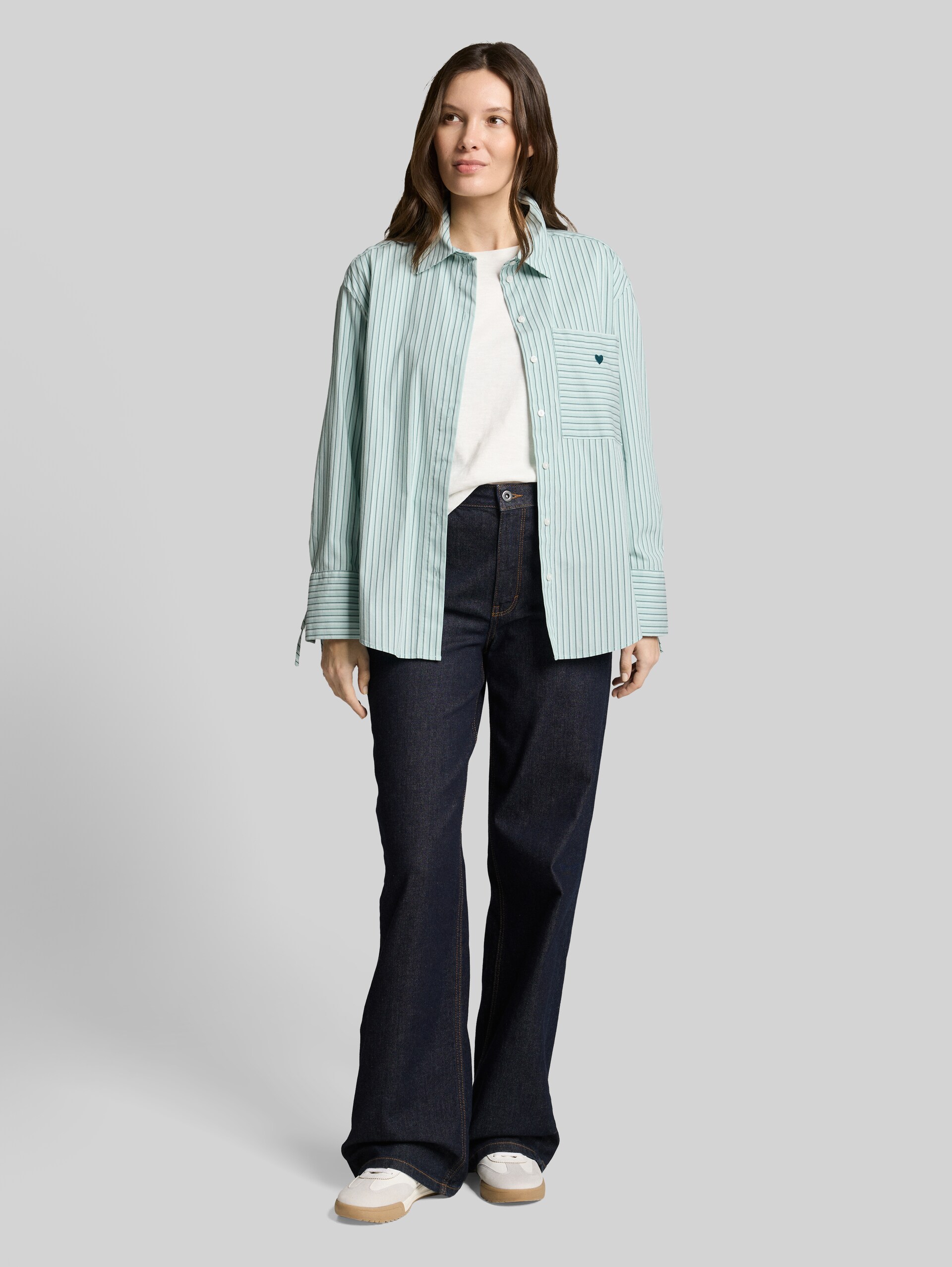 Oversize Hemdbluse mit Herz-Stickerei - blue haze irregular stripe - Model-Vorderansicht