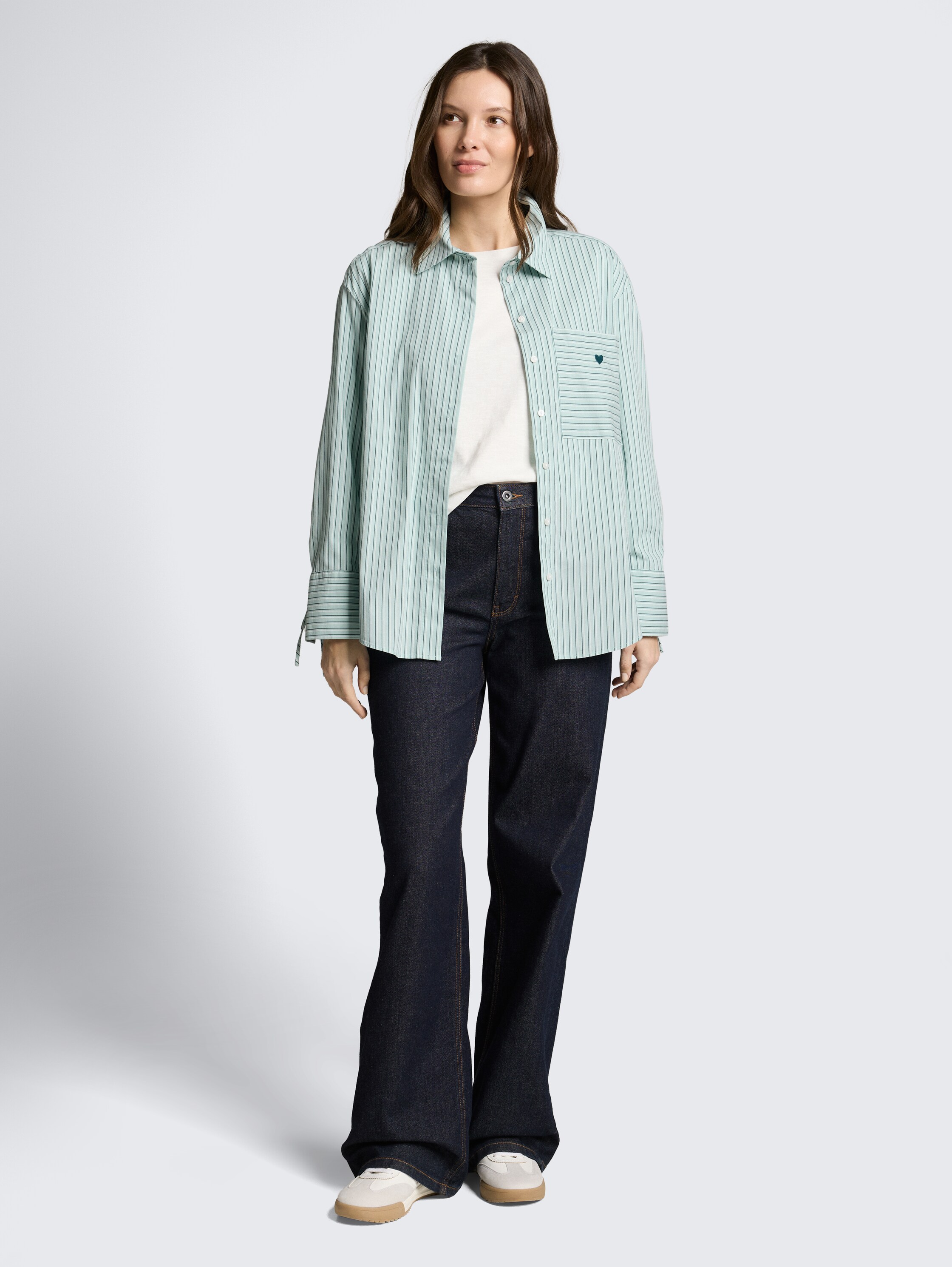 Oversize Hemdbluse mit Herz-Stickerei - blue haze irregular stripe - Model-Vorderansicht