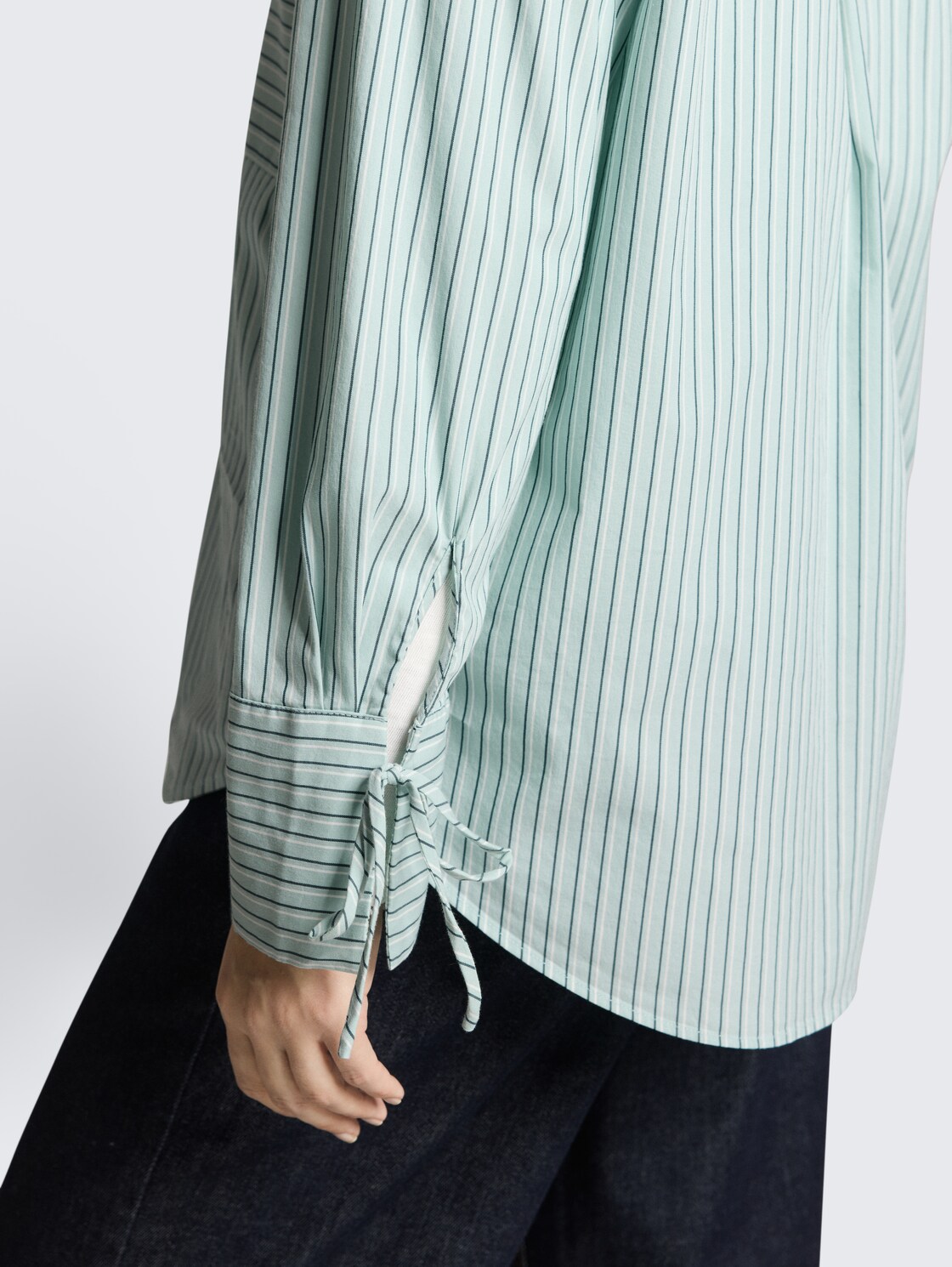 Oversize Hemdbluse mit Herz-Stickerei - blue haze irregular stripe - Detail-Model-Ansicht