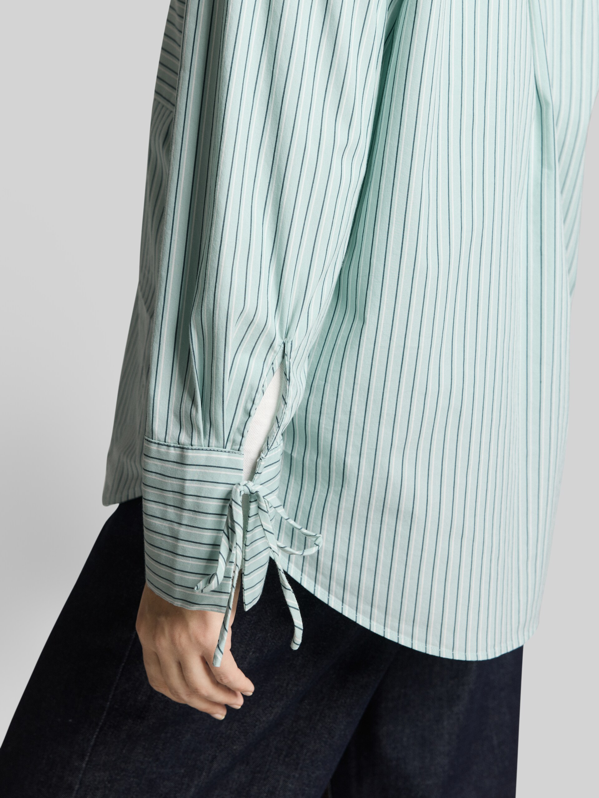 Oversize Hemdbluse mit Herz-Stickerei - blue haze irregular stripe - Detail-Model-Ansicht