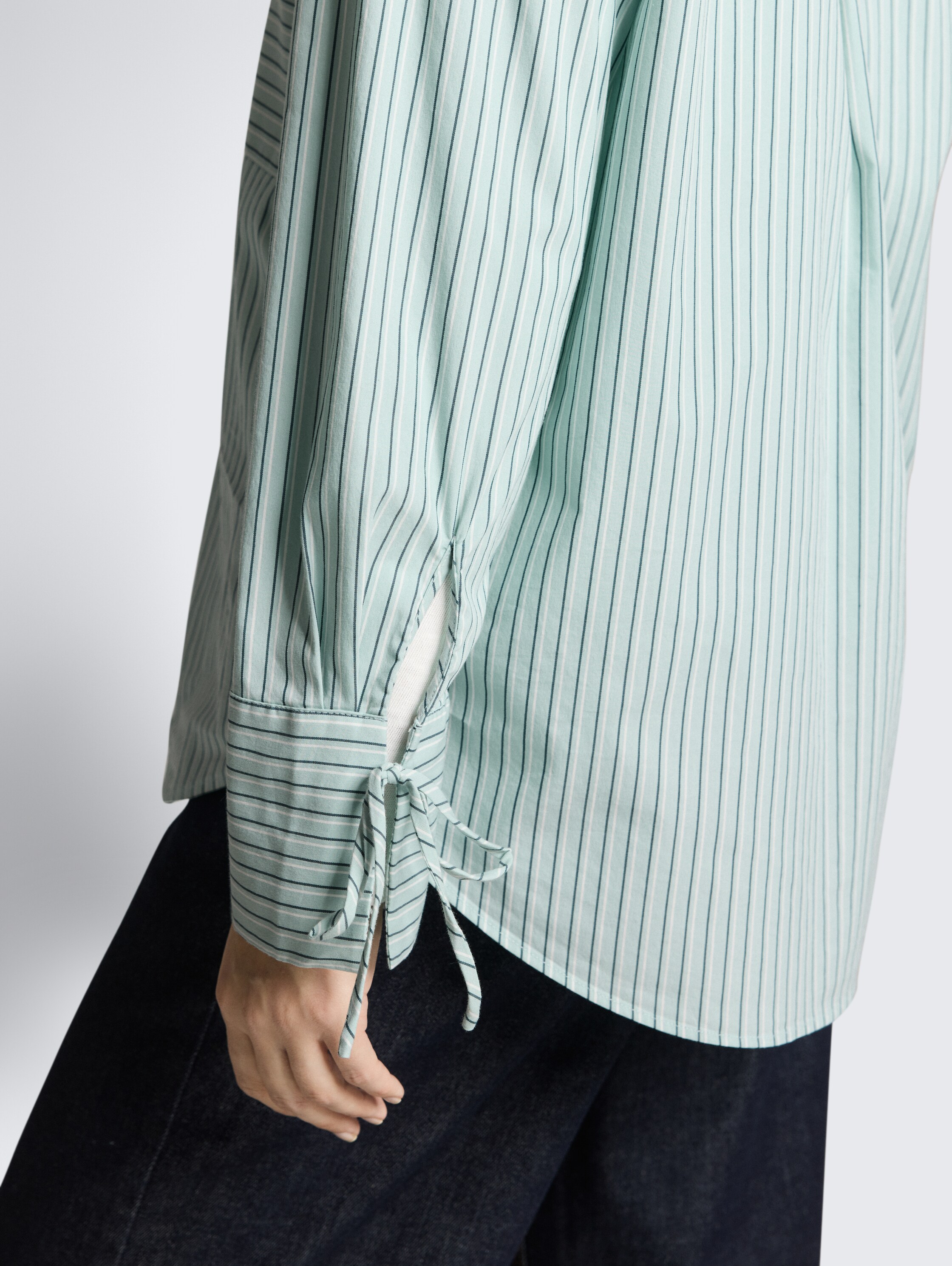 Oversize Hemdbluse mit Herz-Stickerei - blue haze irregular stripe - Detail-Model-Ansicht