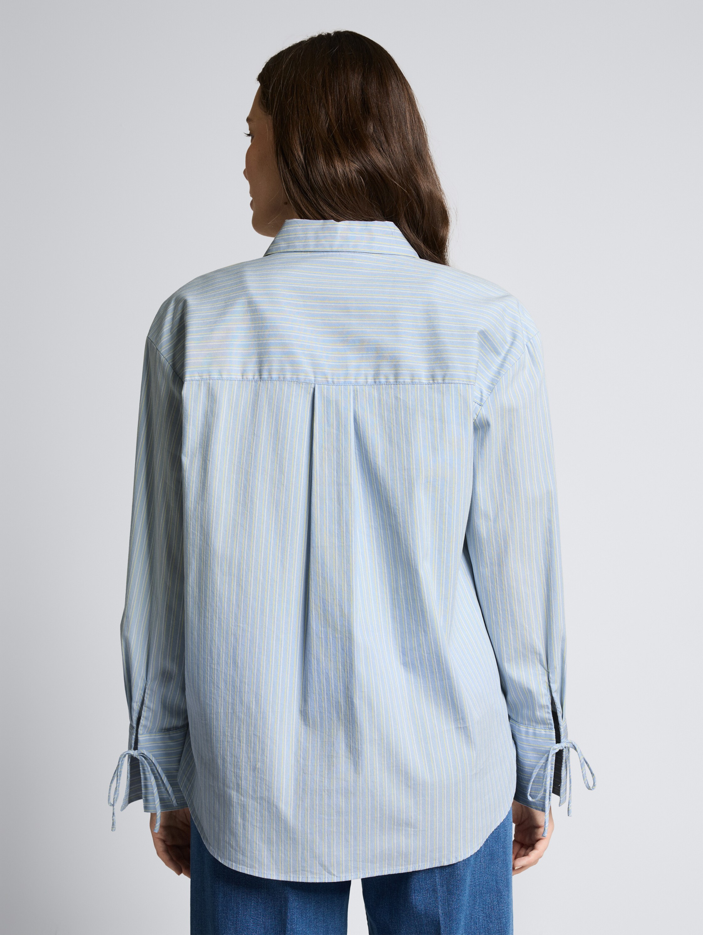 Oversize Hemdbluse mit Herz-Stickerei - blue irregular stripe - Auschnitt Model-Rückansicht