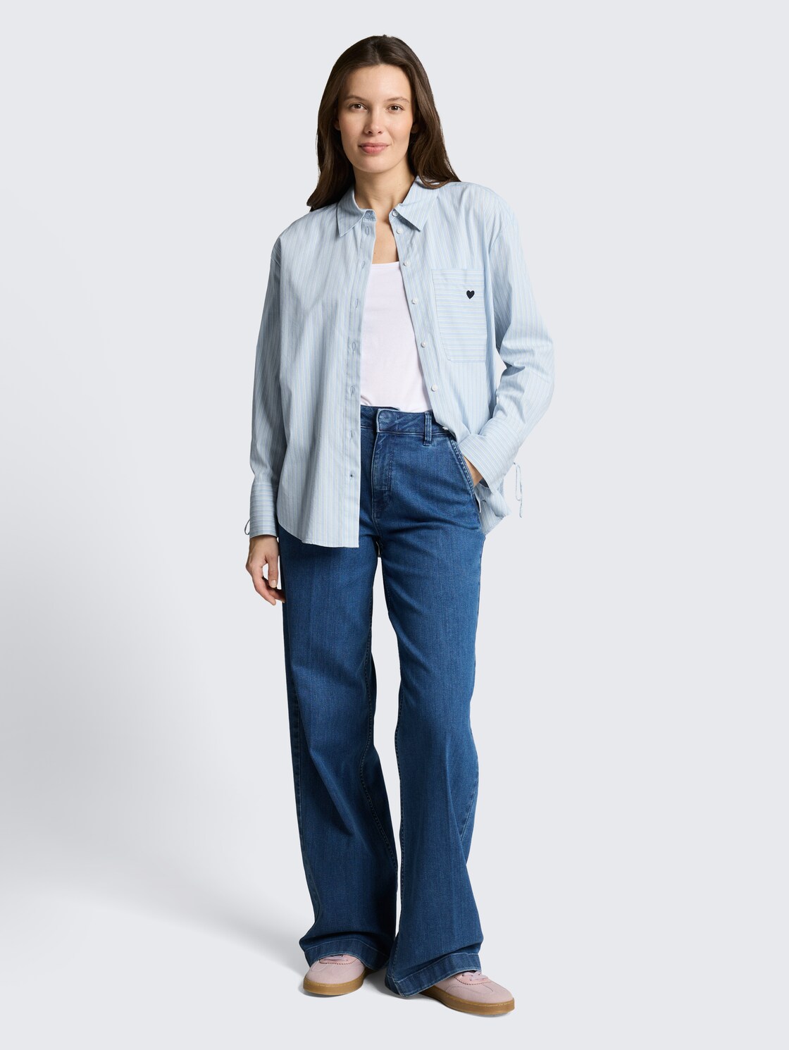 Oversize Hemdbluse mit Herz-Stickerei - blue irregular stripe - Model-Vorderansicht