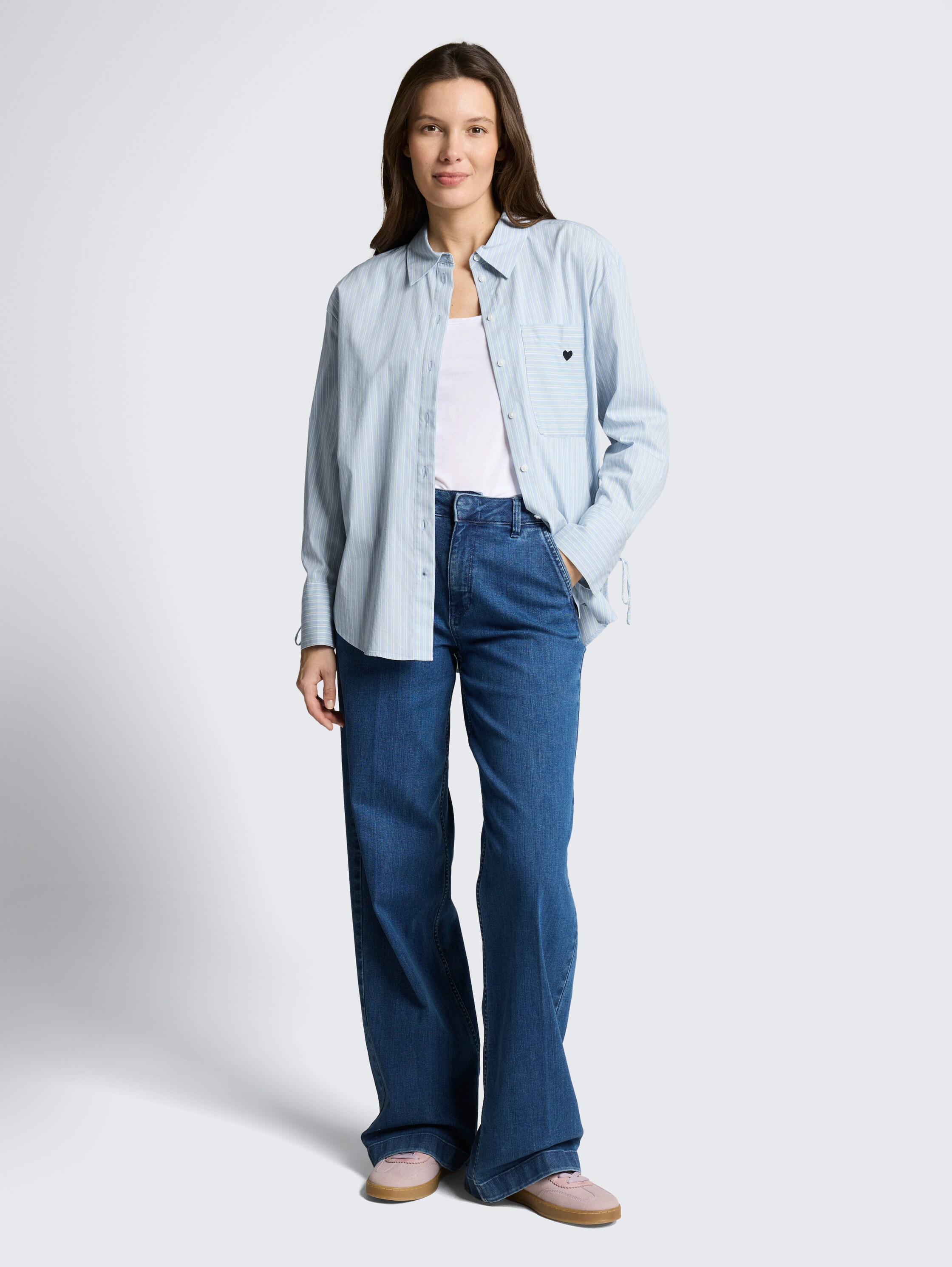 Oversize Hemdbluse mit Herz-Stickerei - blue irregular stripe - Model-Vorderansicht