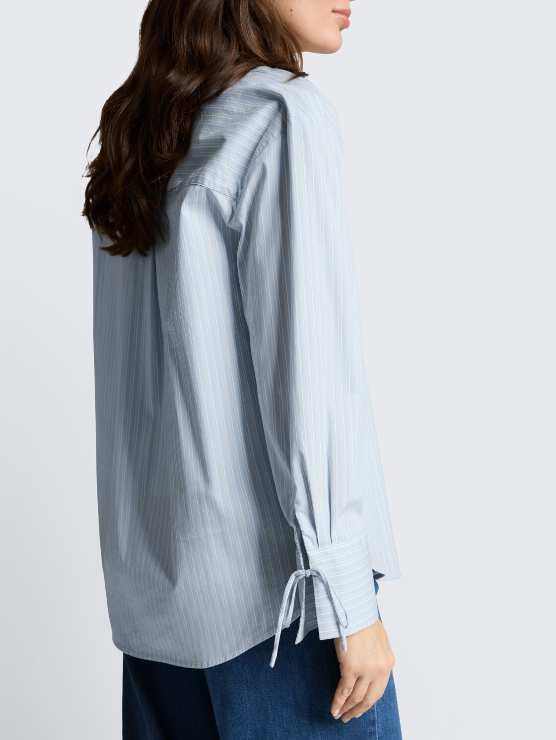 Oversize Hemdbluse mit Herz-Stickerei - blue irregular stripe - Detail-Model-Ansicht