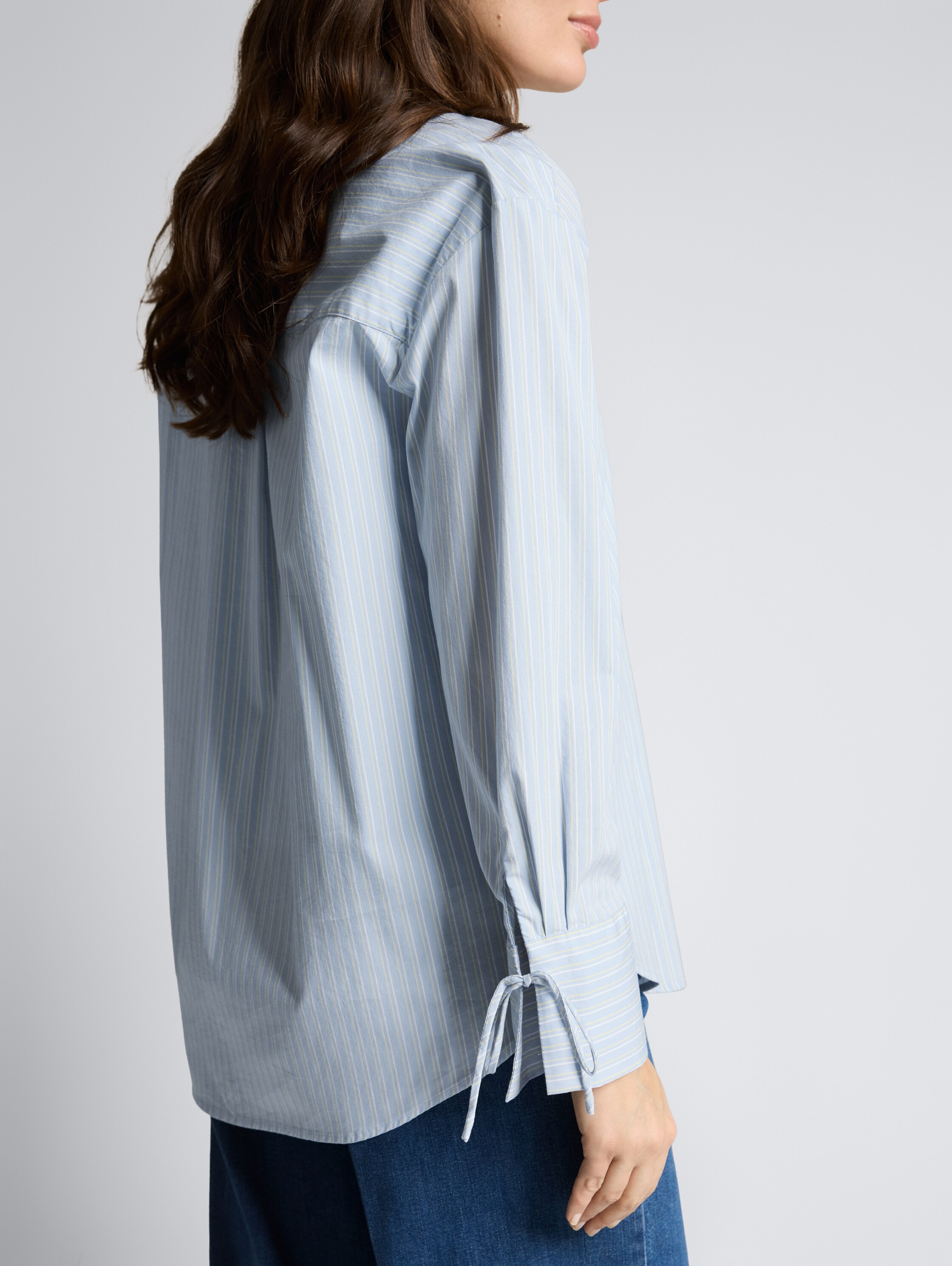 Oversize Hemdbluse mit Herz-Stickerei - blue irregular stripe - Detail-Model-Ansicht