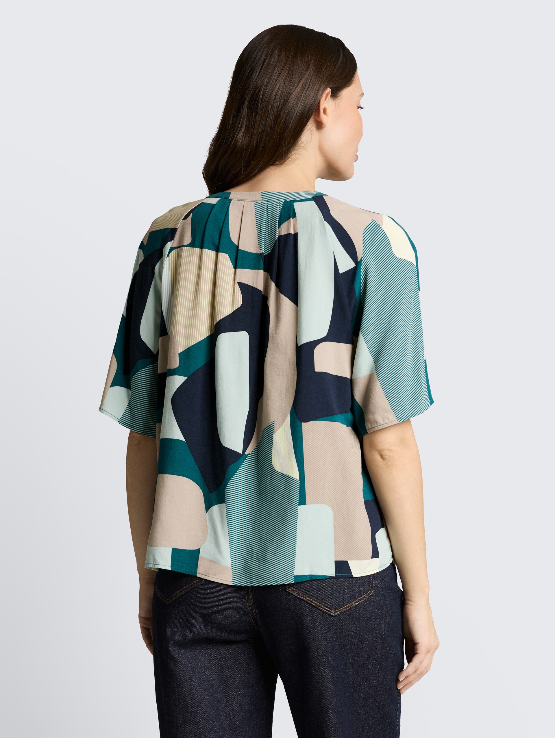 Bluse mit Muster - abstract stripe print - Auschnitt Model-Rückansicht