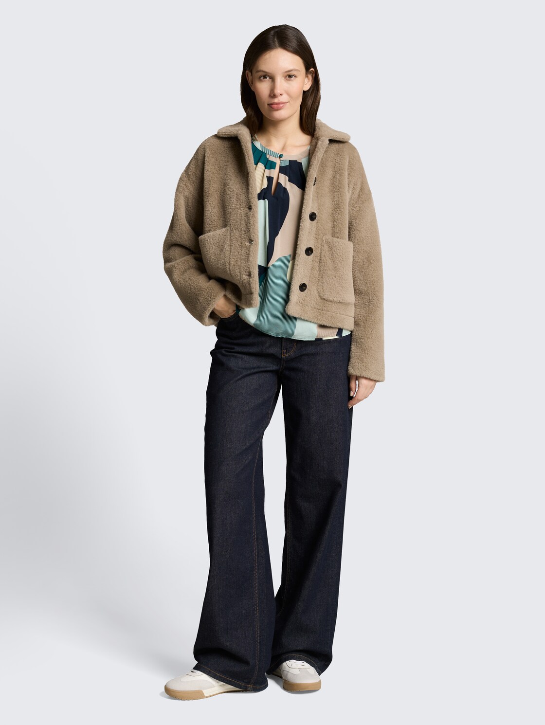 Bluse mit Muster - abstract stripe print - Model-Vorderansicht