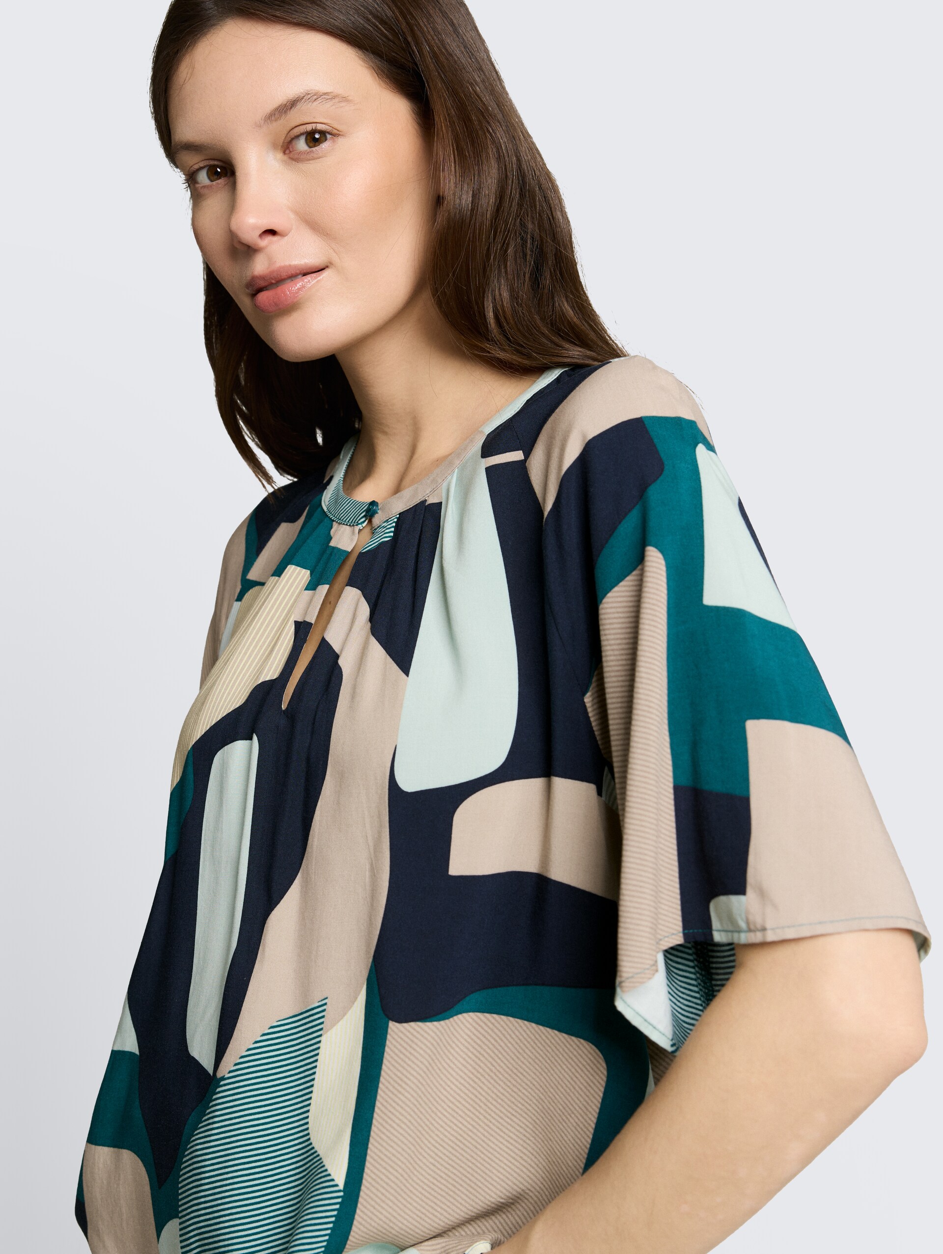 Bluse mit Muster - abstract stripe print - Detail-Model-Ansicht