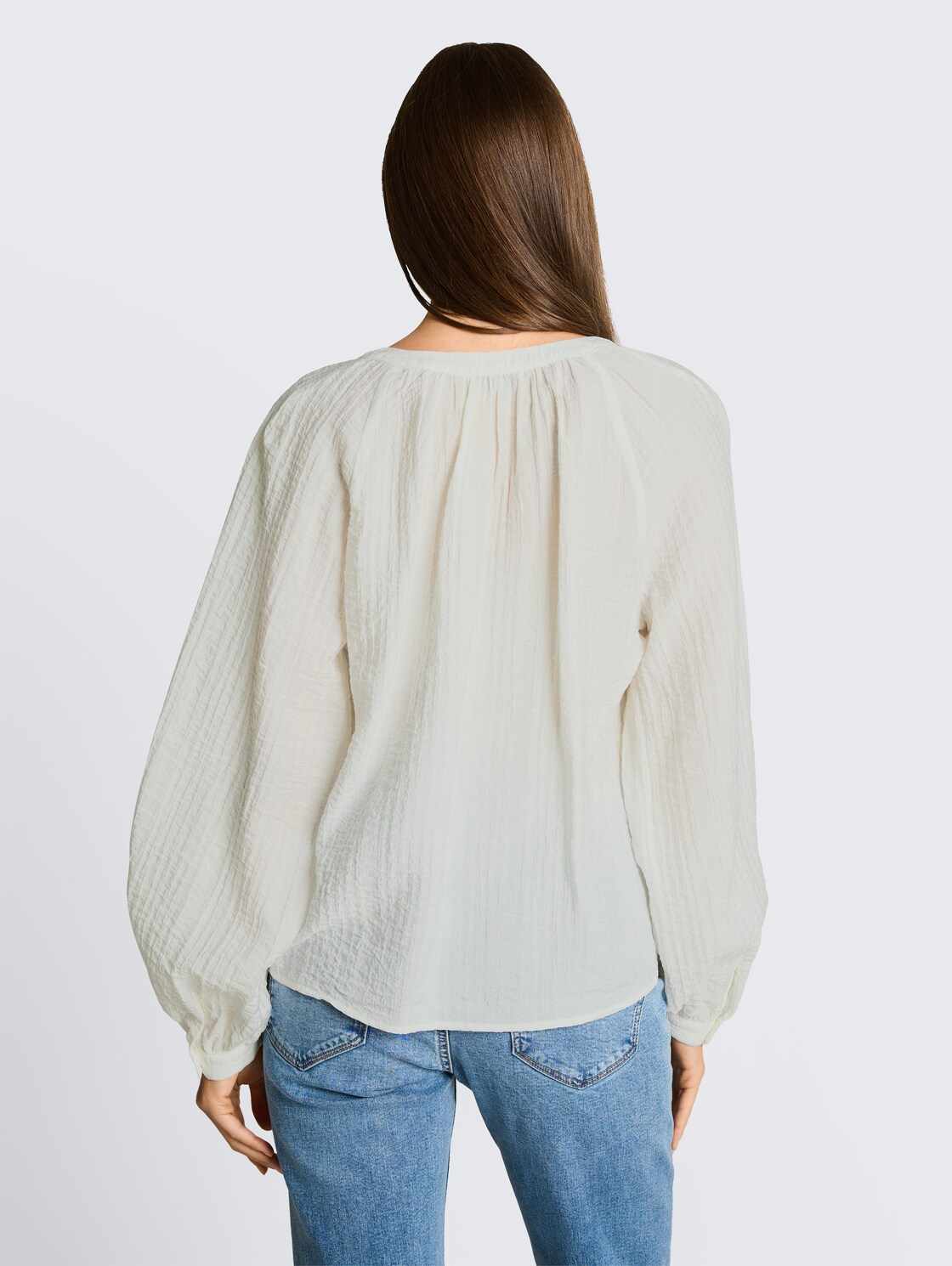 Crinkle Bluse mit Bindeband - Whisper White - Auschnitt Model-Rückansicht