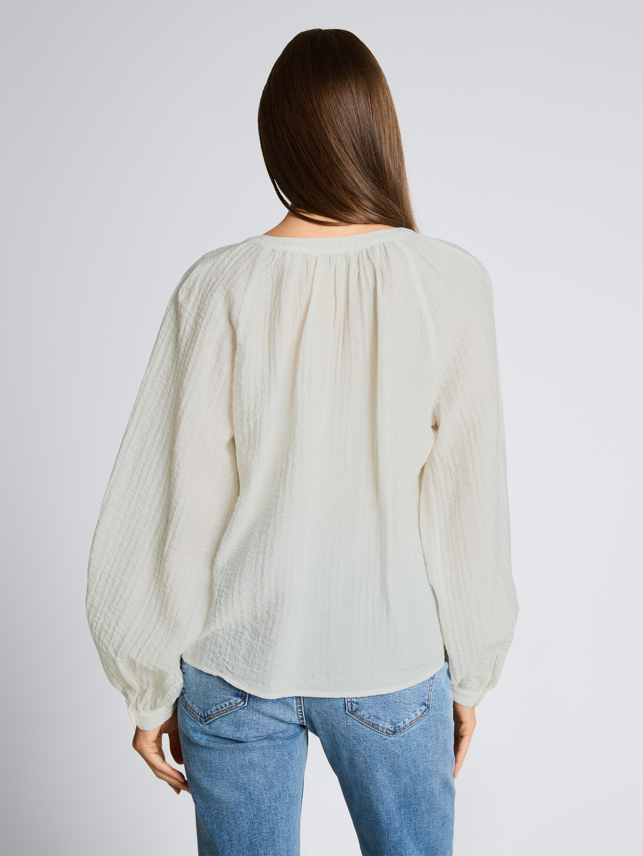 Chemisier froissé avec lien à nouer - Whisper White - Découpe Vue arrière du modèle